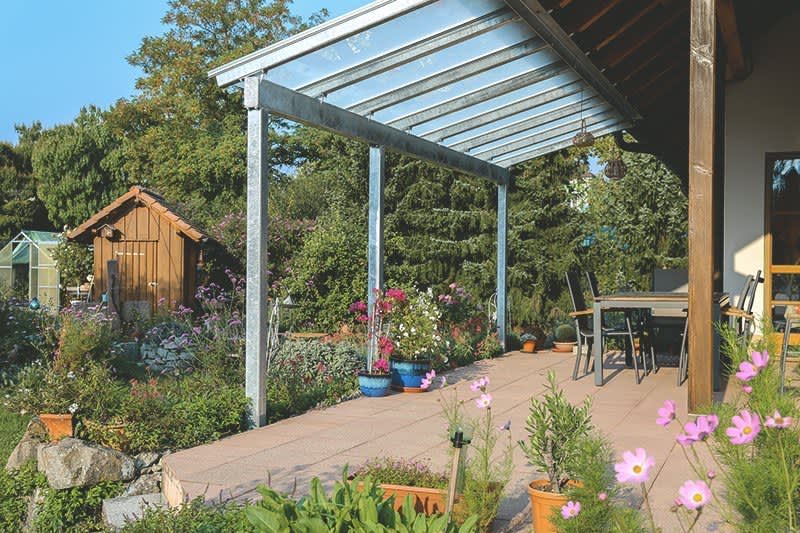 Terrassenüberdachung aus Metall im Garten