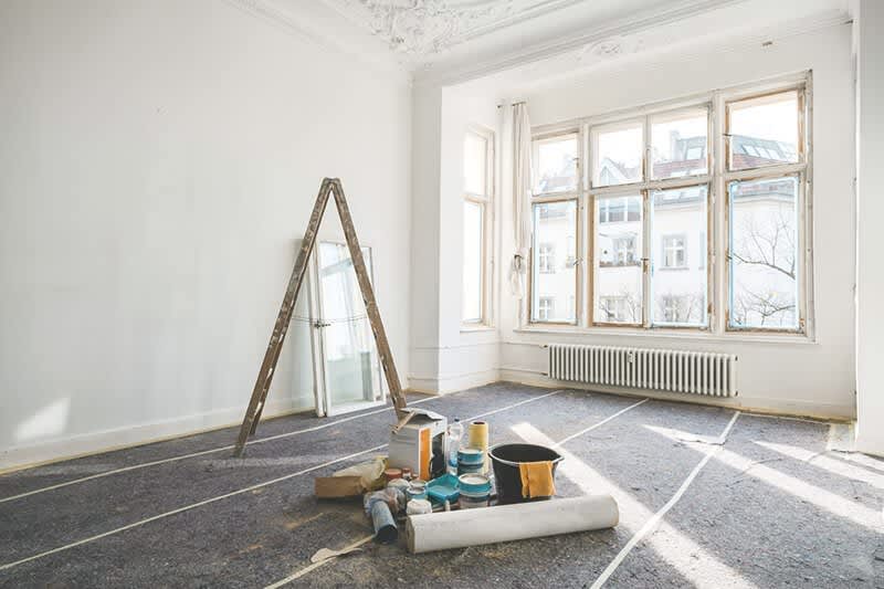 Altbaufenster in einem renovierungsbedürftigen Raum