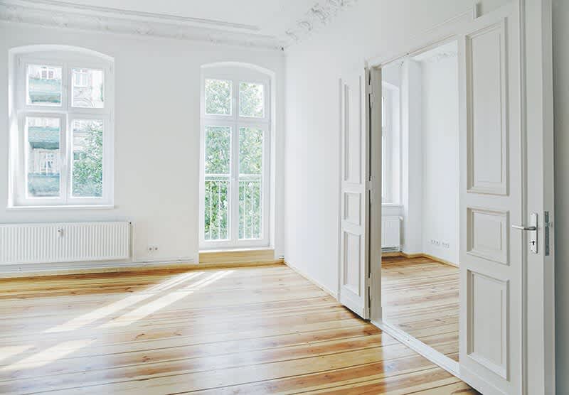 Altbaufenster in einem hellen, frisch renovierten Raum