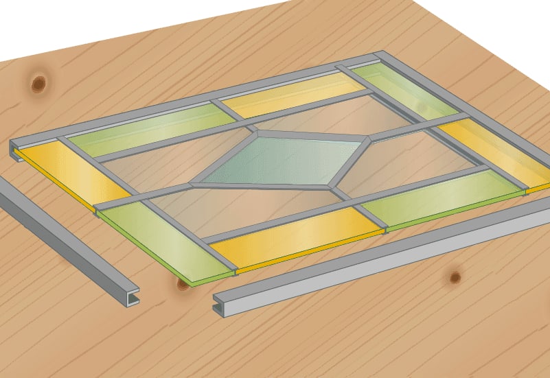 Buntglas-Fensterrahmen auf Holztisch – Glasstücke und Metallprofile