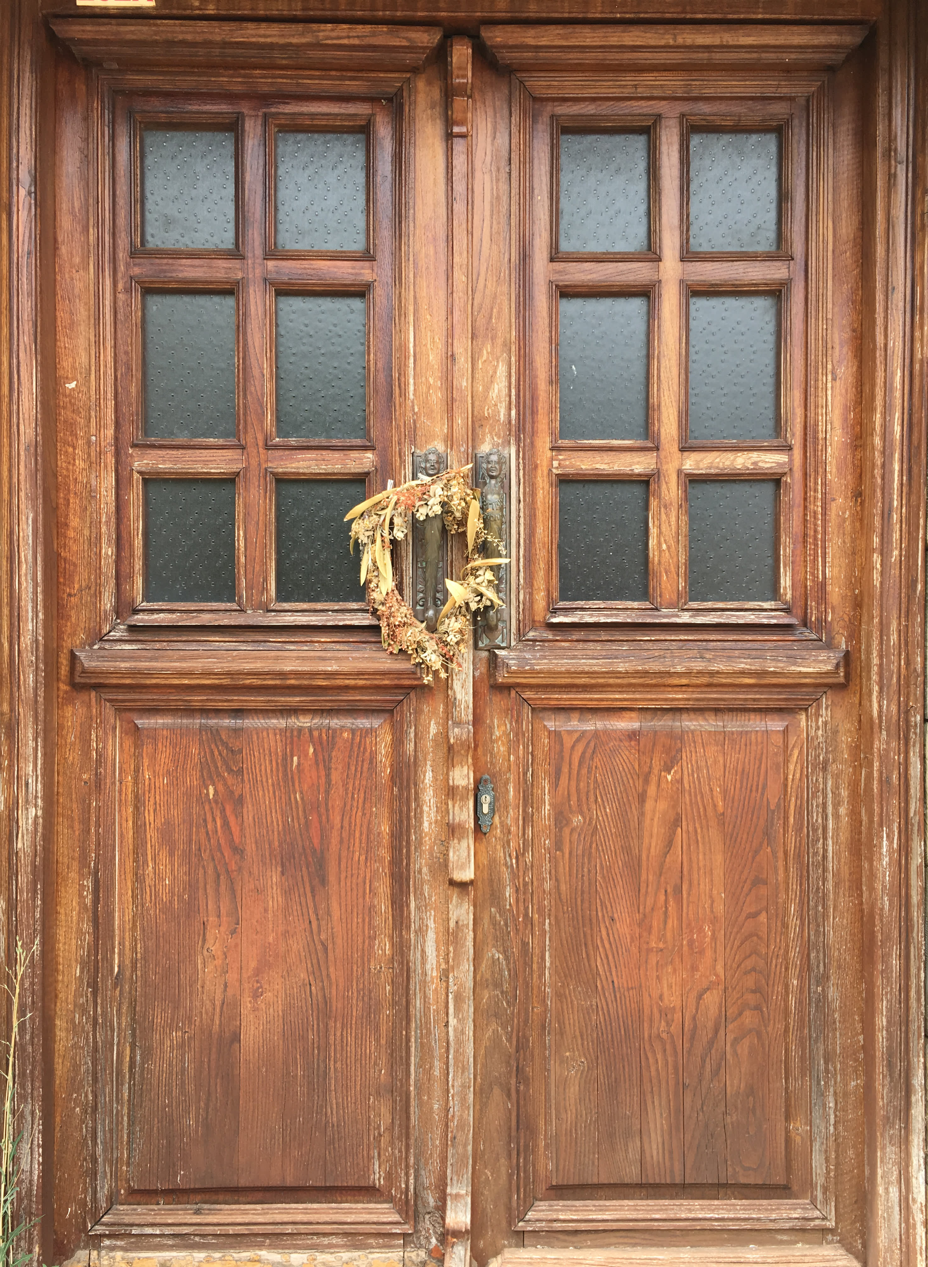 Haustür aus Holz mit Glaselementen