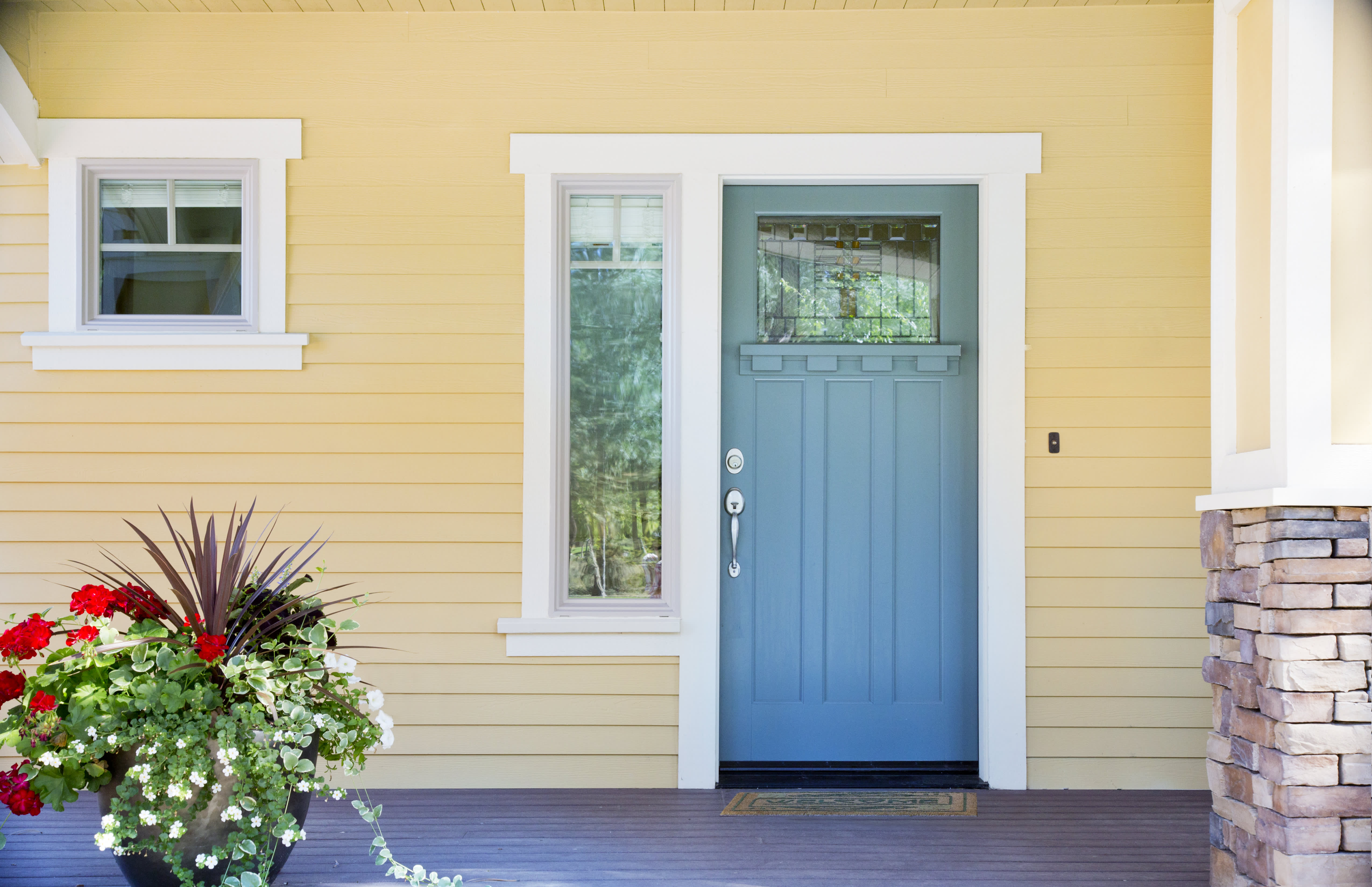 Blaue Haustür aus Holz mit Oberlicht