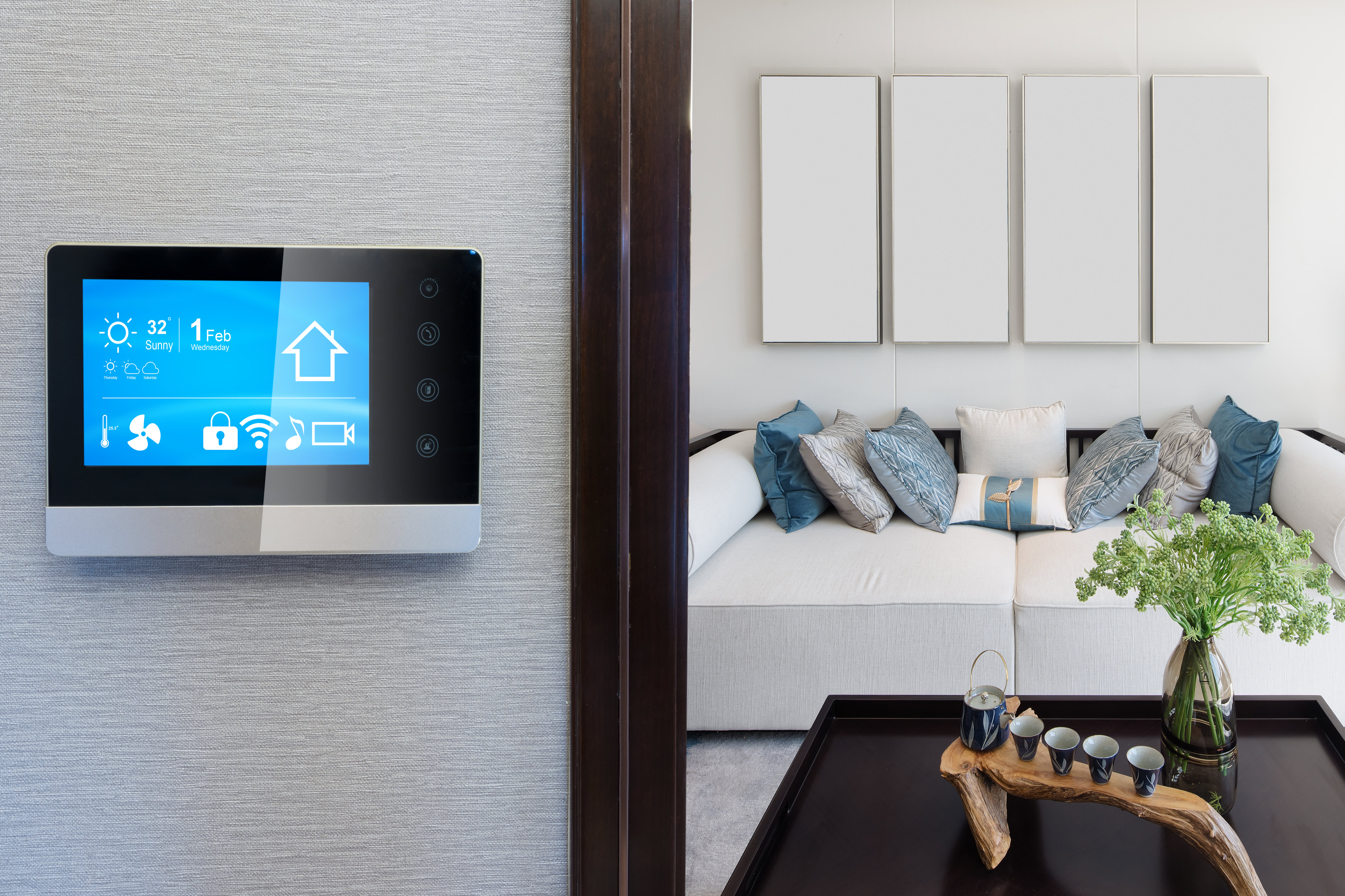 Bedienung eines Smart Home Systems neben einer offenen Tür