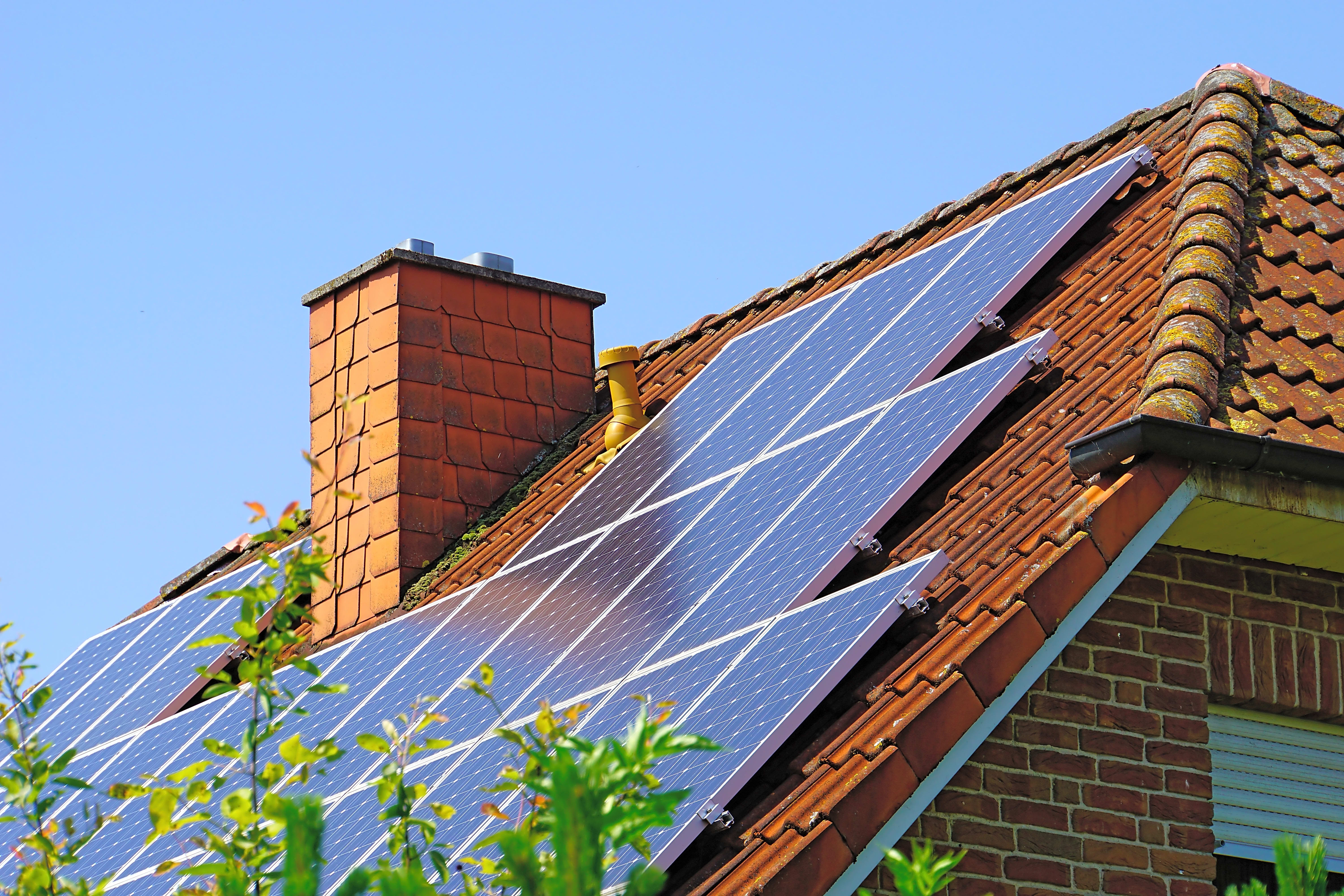 Solarpanele auf einem Spitzdach auf der Westseite.