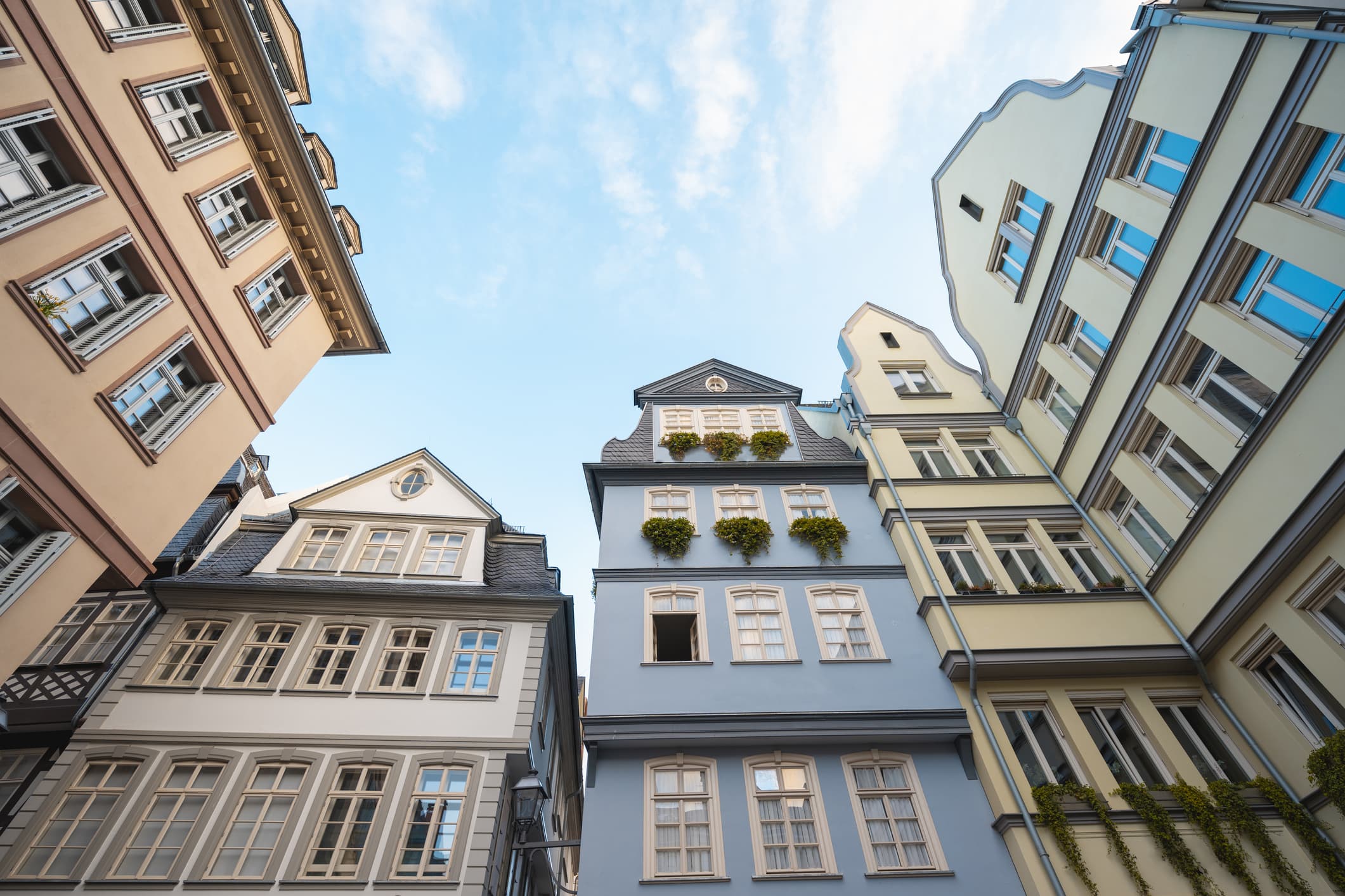 Altstadthäuser in Frankfurt, Deutschland, von unten fotografiert.