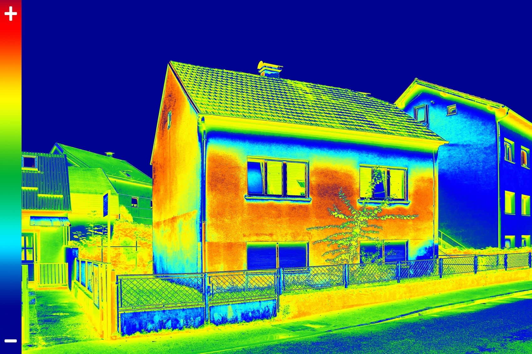 Infrarot-Thermografie-Bild eines Hauses mit Bereichen mit unzureichender Wärmedämmung