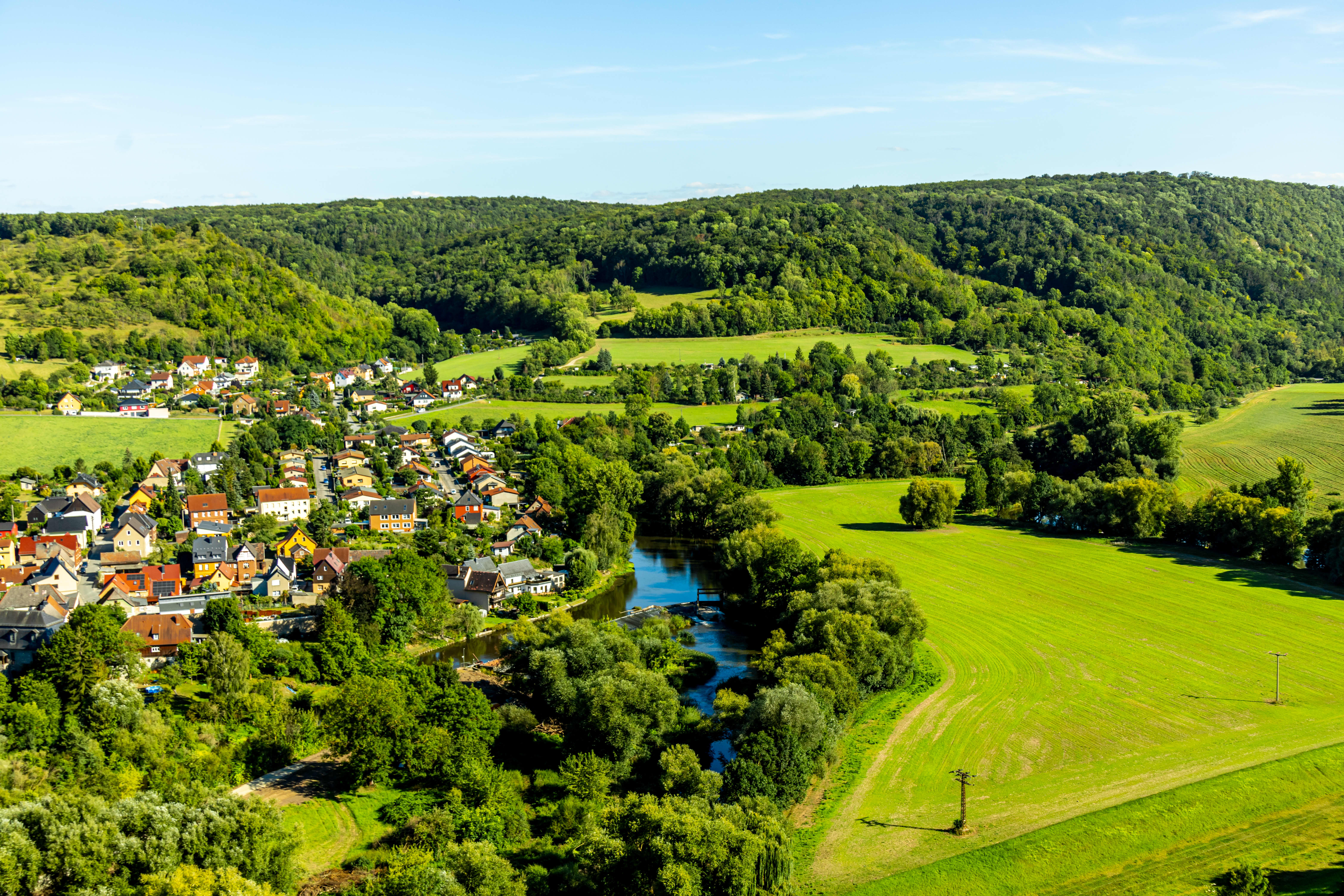 Luftaufnahme einer Gemeinde im Saaletal zwischen Jena und Naumburg in der Nähe der Dornburger Schlösser