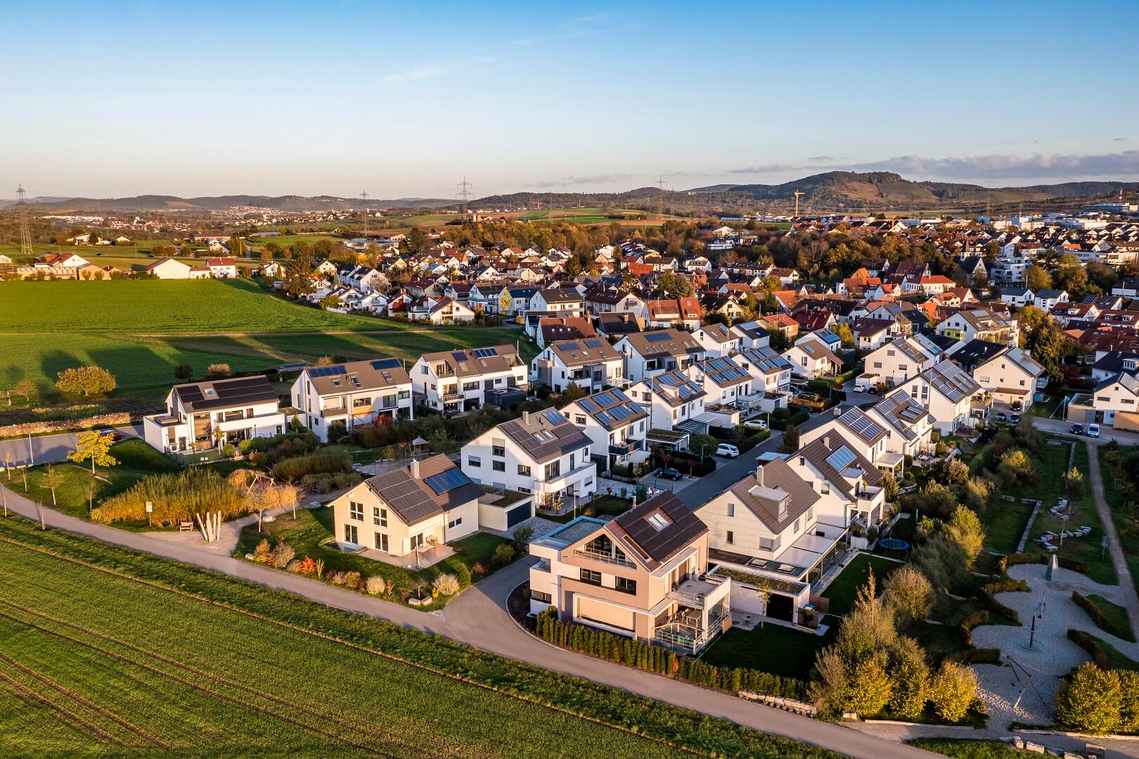 Wohngebiet mit Ein- und Mehrfamilienhäusern am Ortsrand