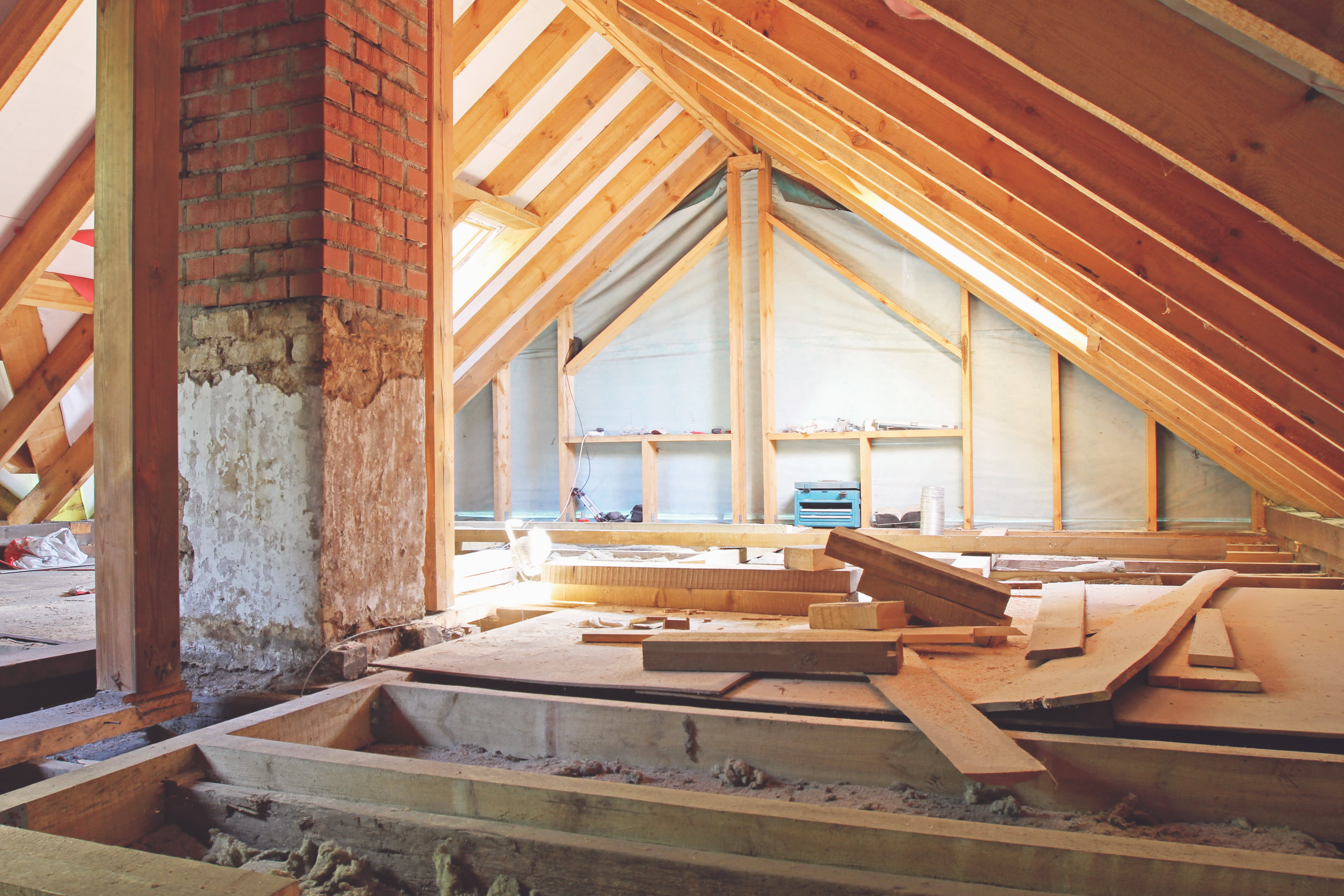 Baustelle für Sanierung im Dachgeschoss eines Wohnhauses