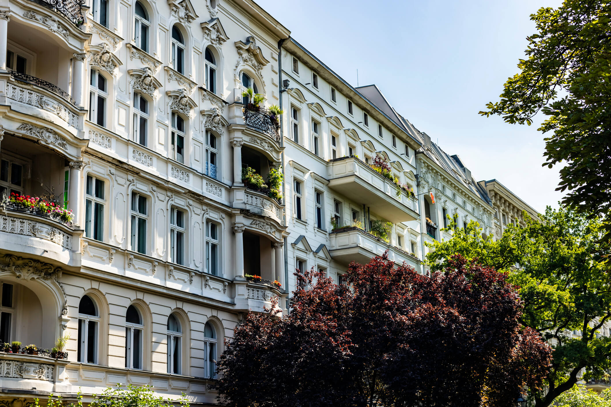 Straßenansicht von Mehrfamilienhäusern mit aufwendigen Fassaden in Berlin