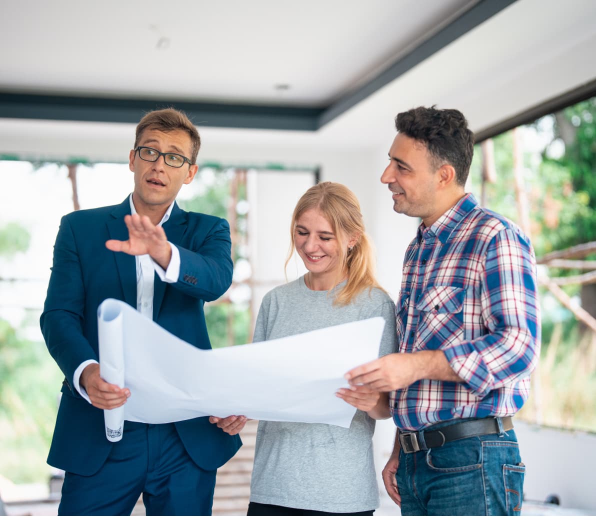 Gruppe betrachtet Bauplan in modernem Innenraum mit großen Fenstern