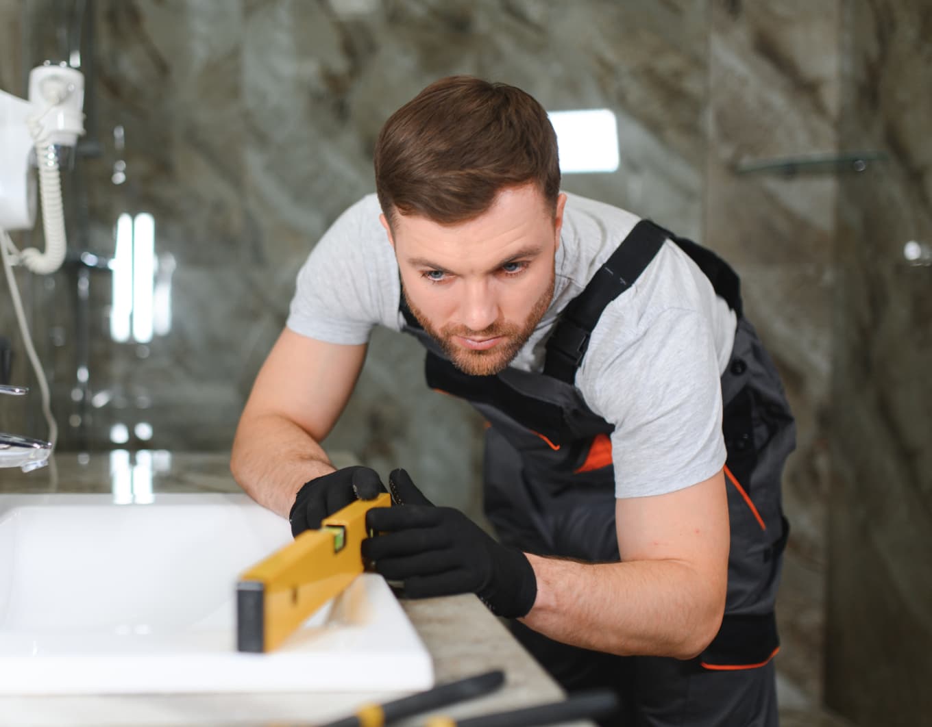 Bild von zufriedenen Hauseigentümern und Handwerkern, die sich die Hände schütteln.
