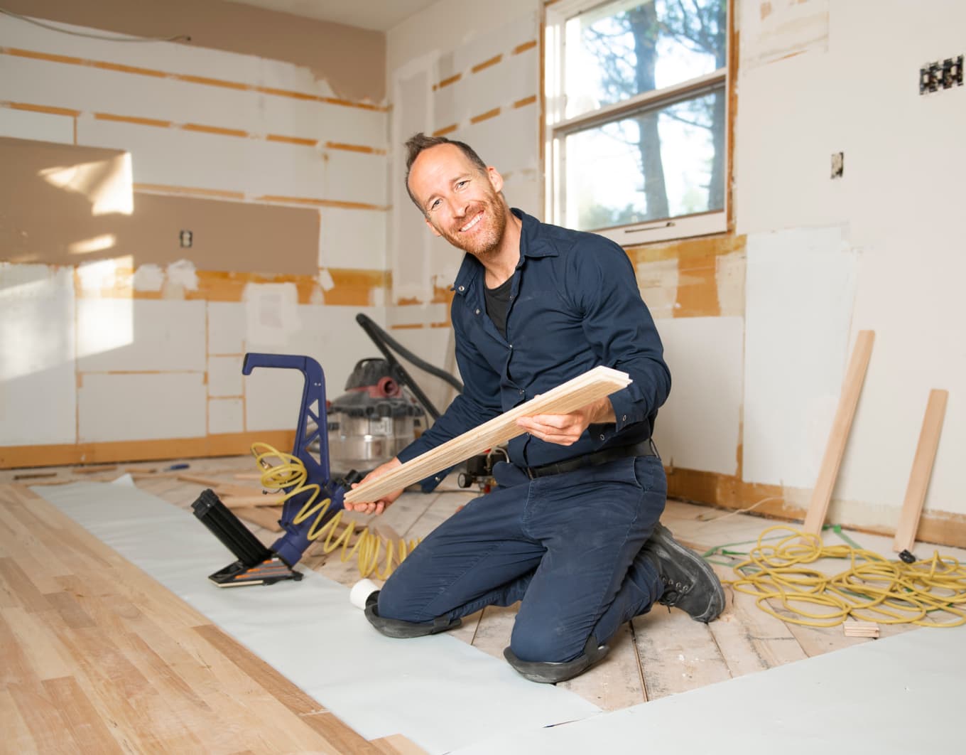 Bild von zufriedenen Hauseigentümern und Handwerkern, die sich die Hände schütteln.