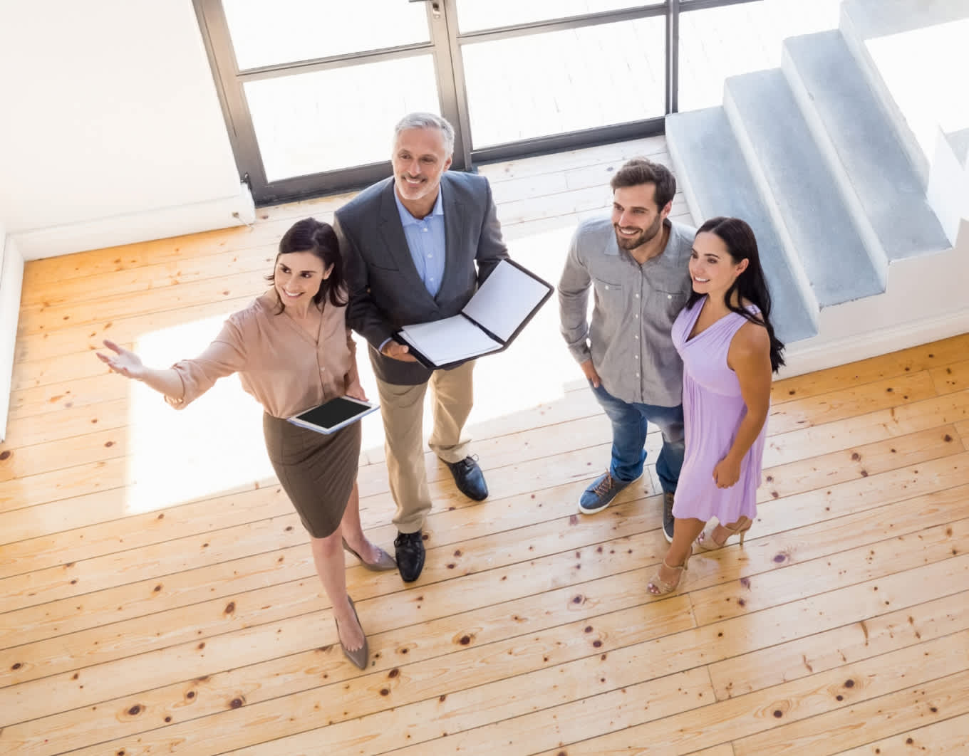 Bild von zufriedenen Hauseigentümern und Handwerkern, die sich die Hände schütteln.
