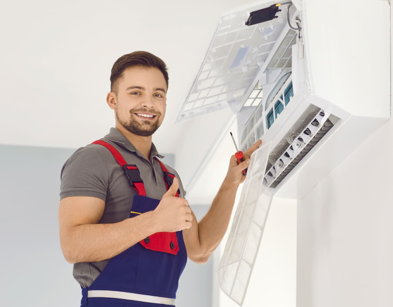 Bild von zufriedenen Hauseigentümern und Handwerkern, die sich die Hände schütteln.