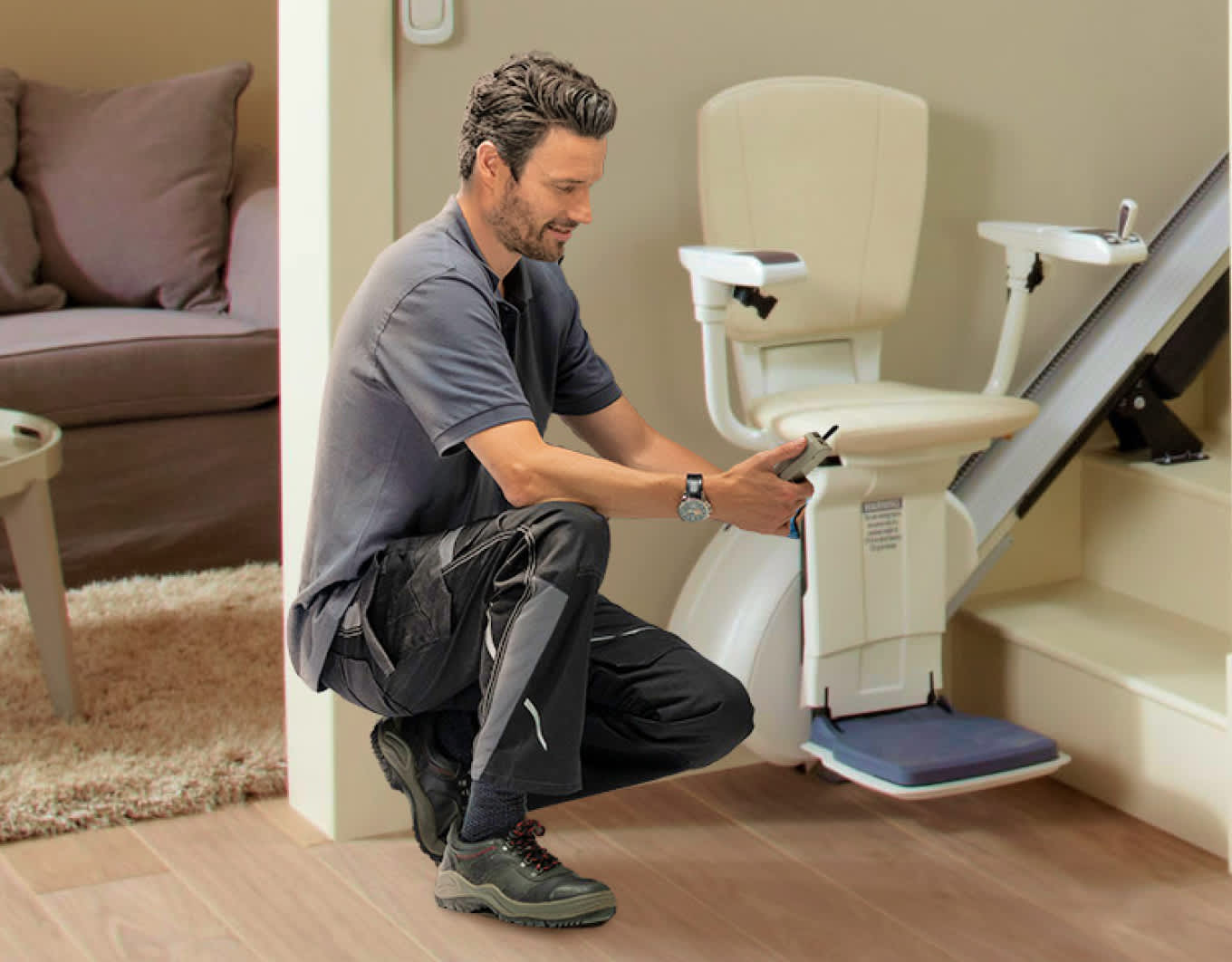 Bild von zufriedenen Hauseigentümern und Handwerkern, die sich die Hände schütteln.