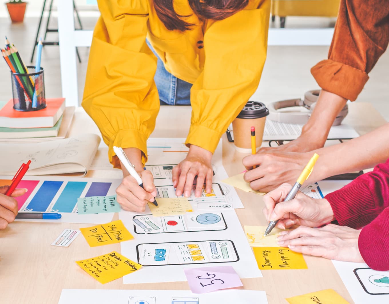 Bild von zufriedenen Hauseigentümern und Handwerkern, die sich die Hände schütteln.