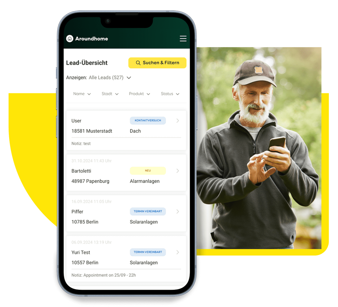Aroundhome Lead-Übersicht auf Smartphone neben Handwerker mit Smartphone im Freien