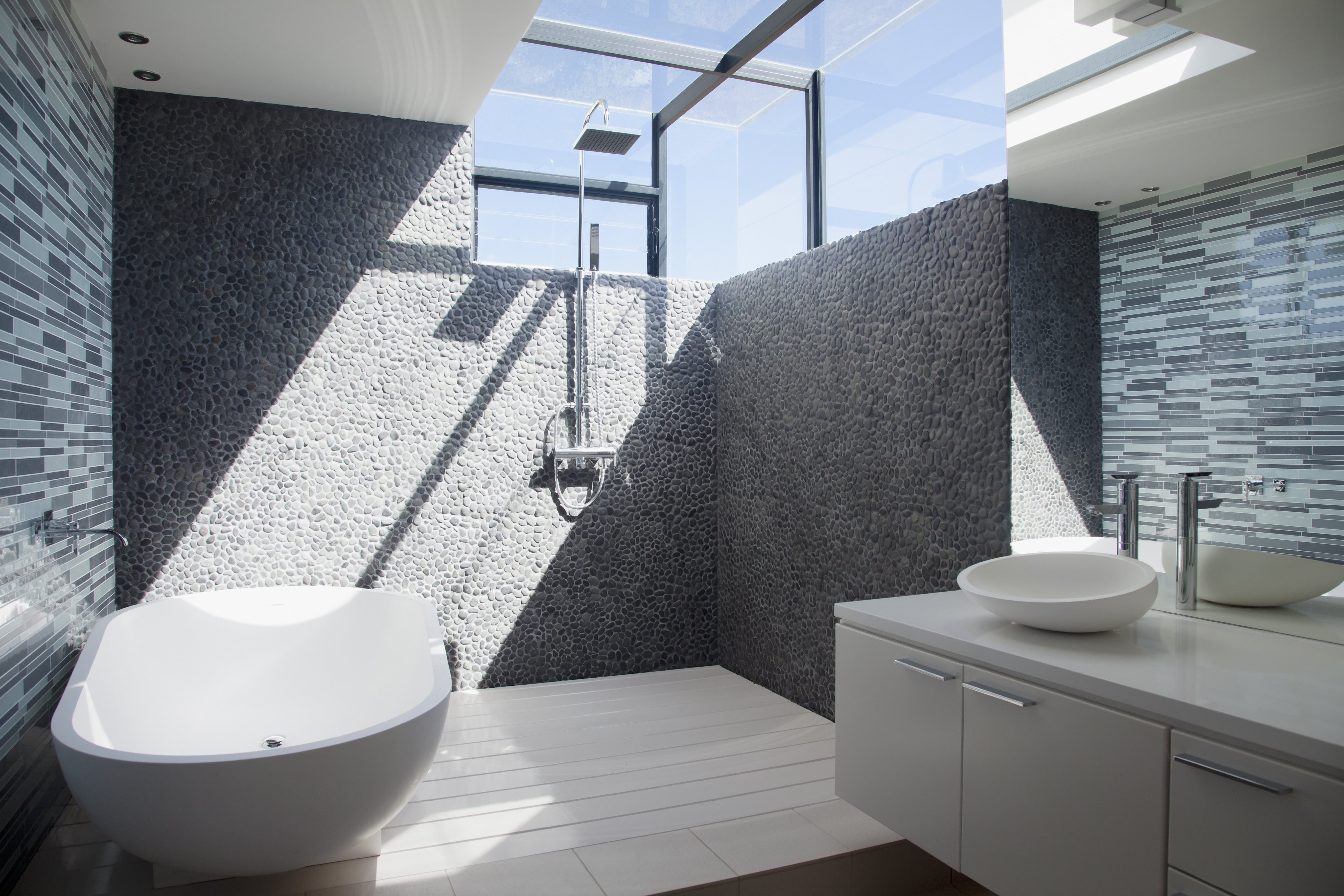 Badezimmer mit Regendusche und Fenstern in der Decke.