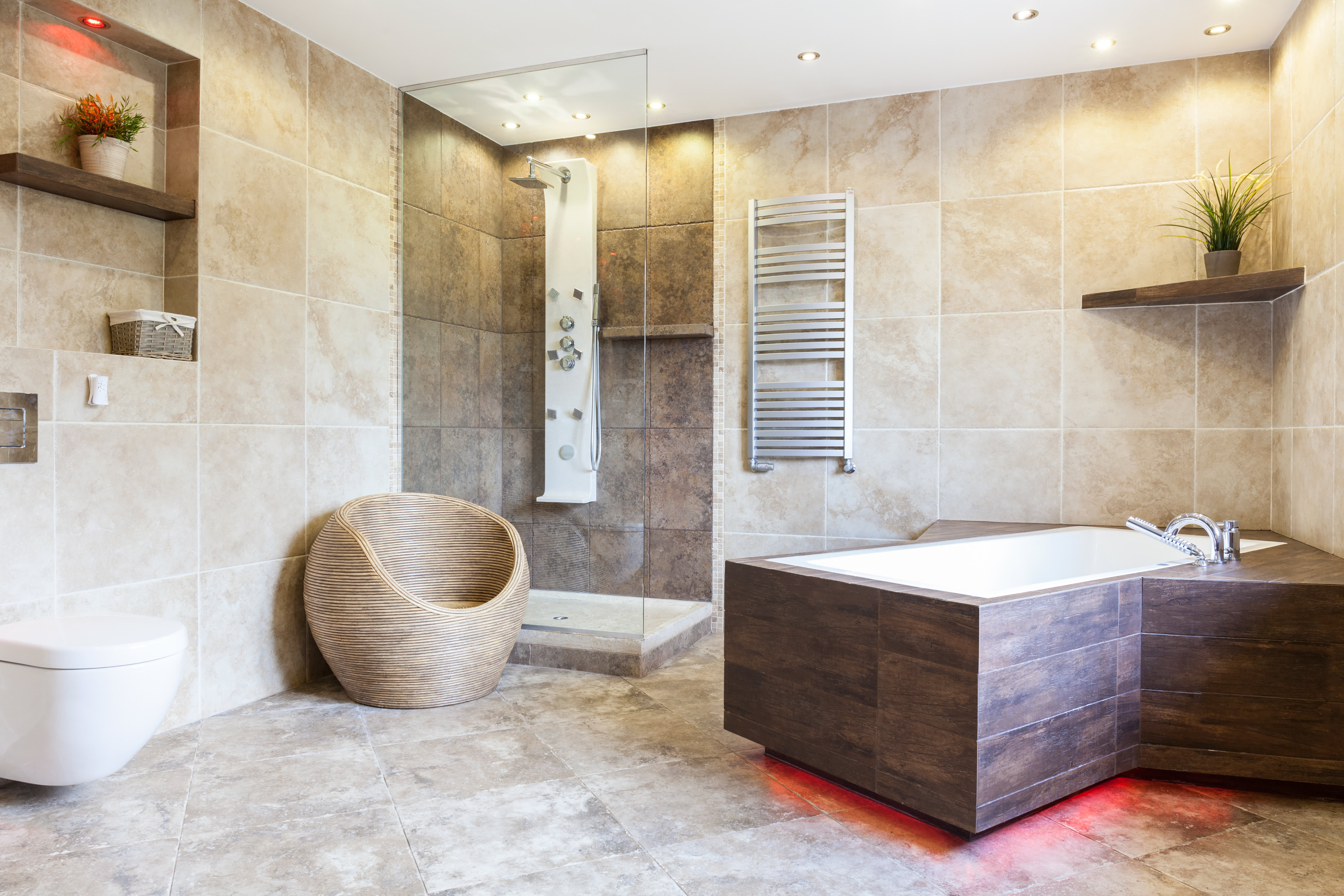 Luxuriöses Badezimmer mit Massagedusche