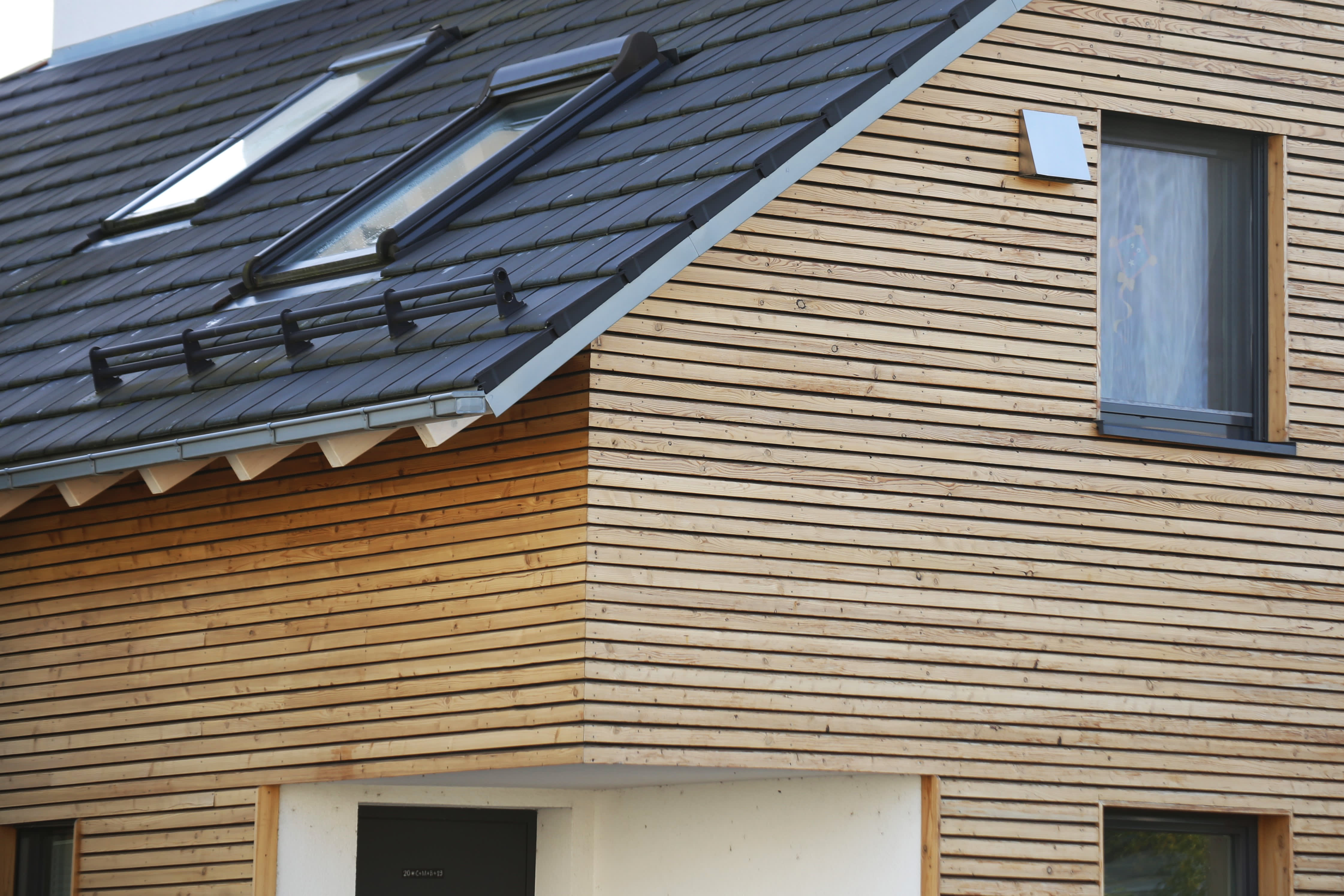 Holzfassade, Hausfassade aus Holzlatten, Hausfassade mit Holz verkleidet, Artikel zu Fassadenverkleidung von Aroundhome