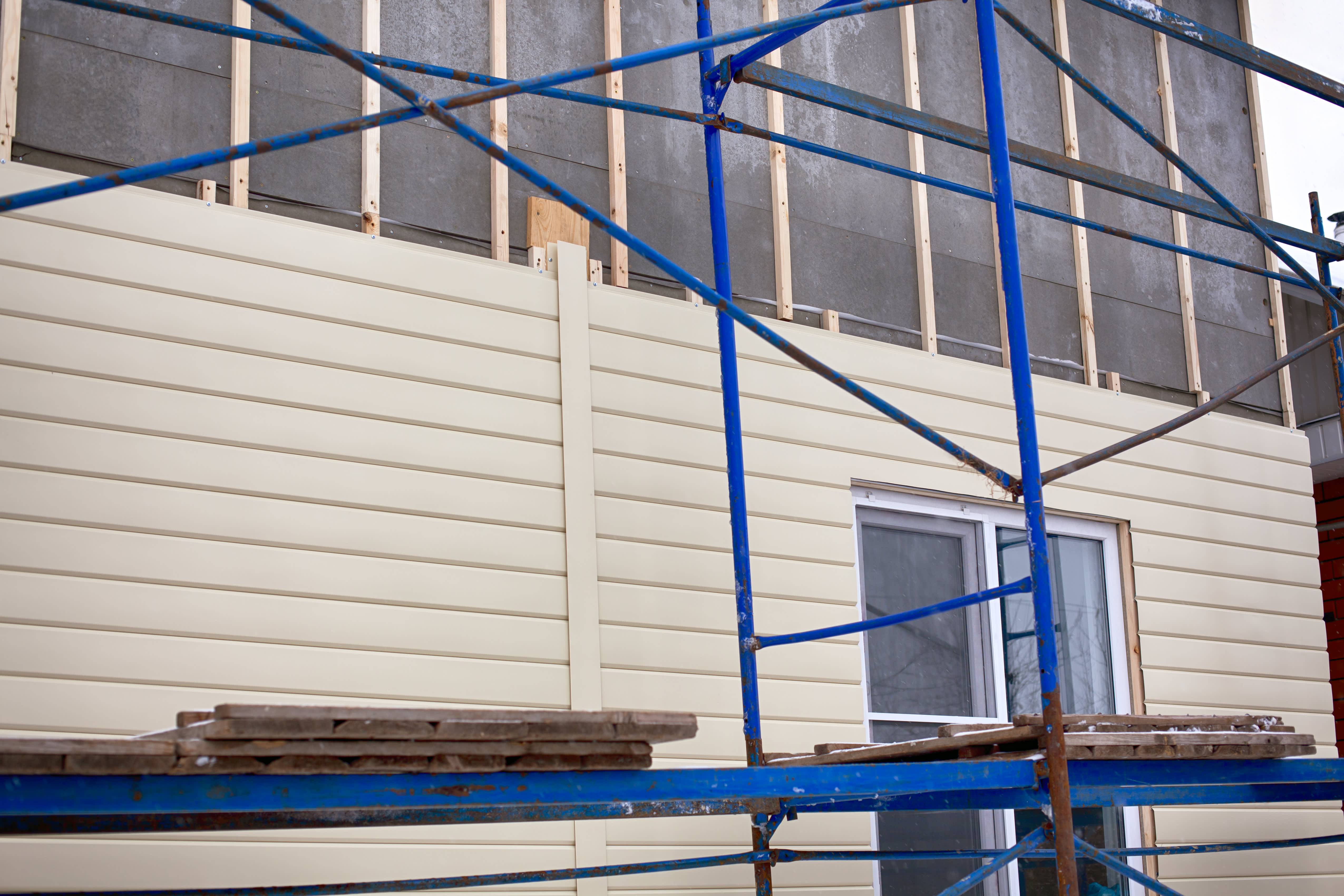 Renovierung Hausfassade aus Kunststoff mit Fassadenplatten