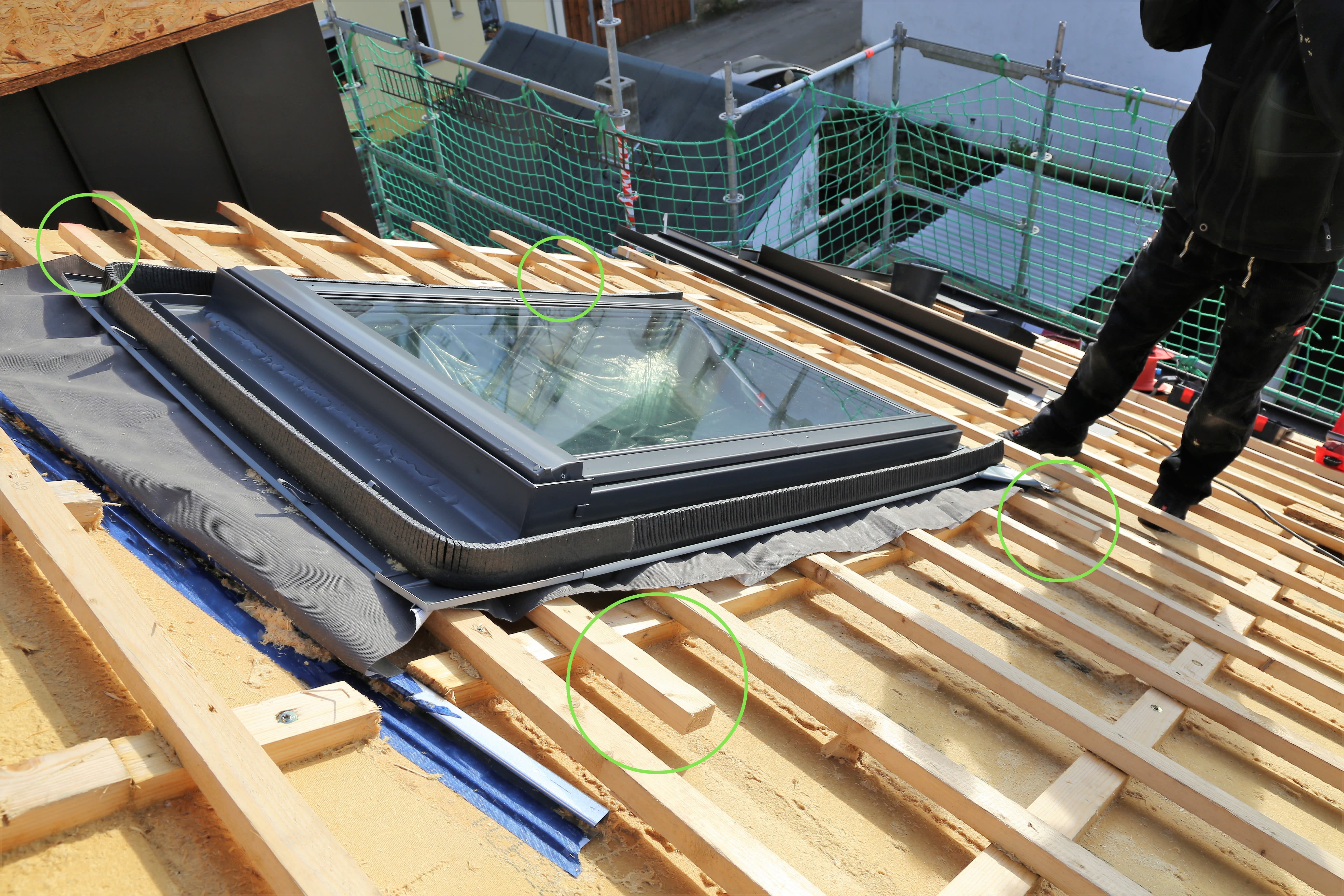 Dachfenster Montage auf einer Dachkonstruktion mit Lattung