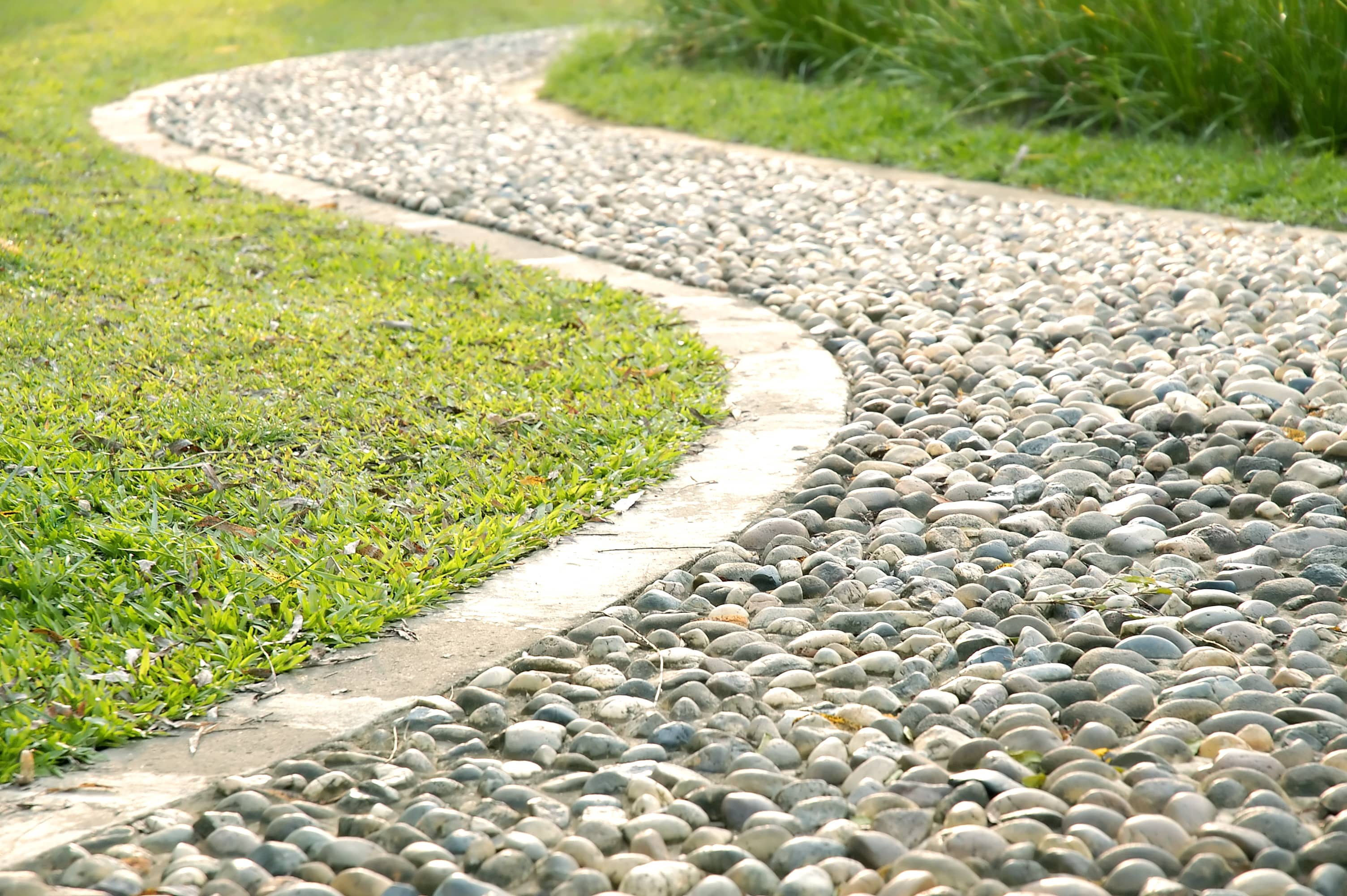 Kieselweg im Garten anlegen, Gartenweg mit Kiesel planen mit Aroundhome