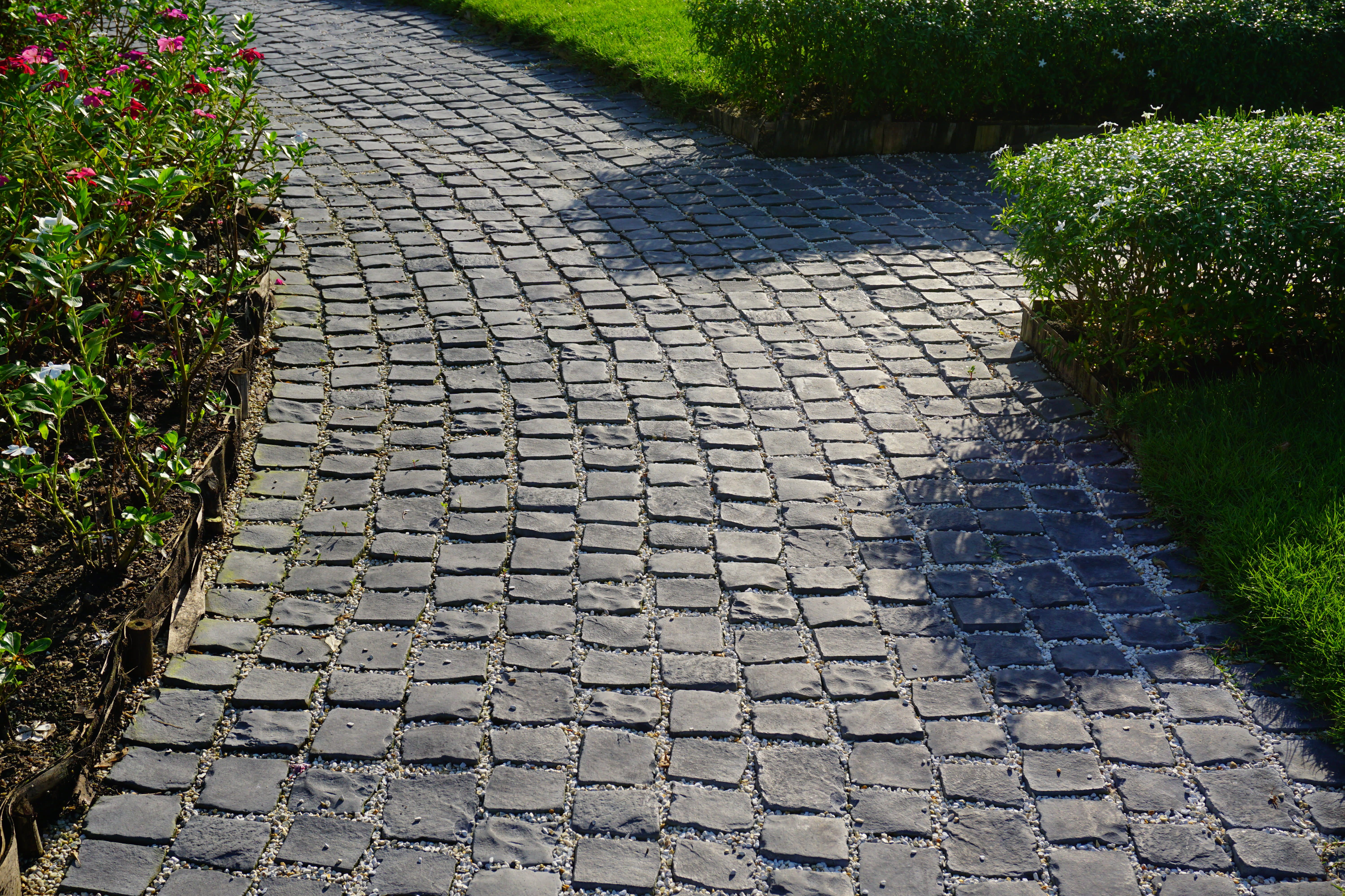 Gartenweg gepflastert, Gartenweg anlegen mit Aroundhome