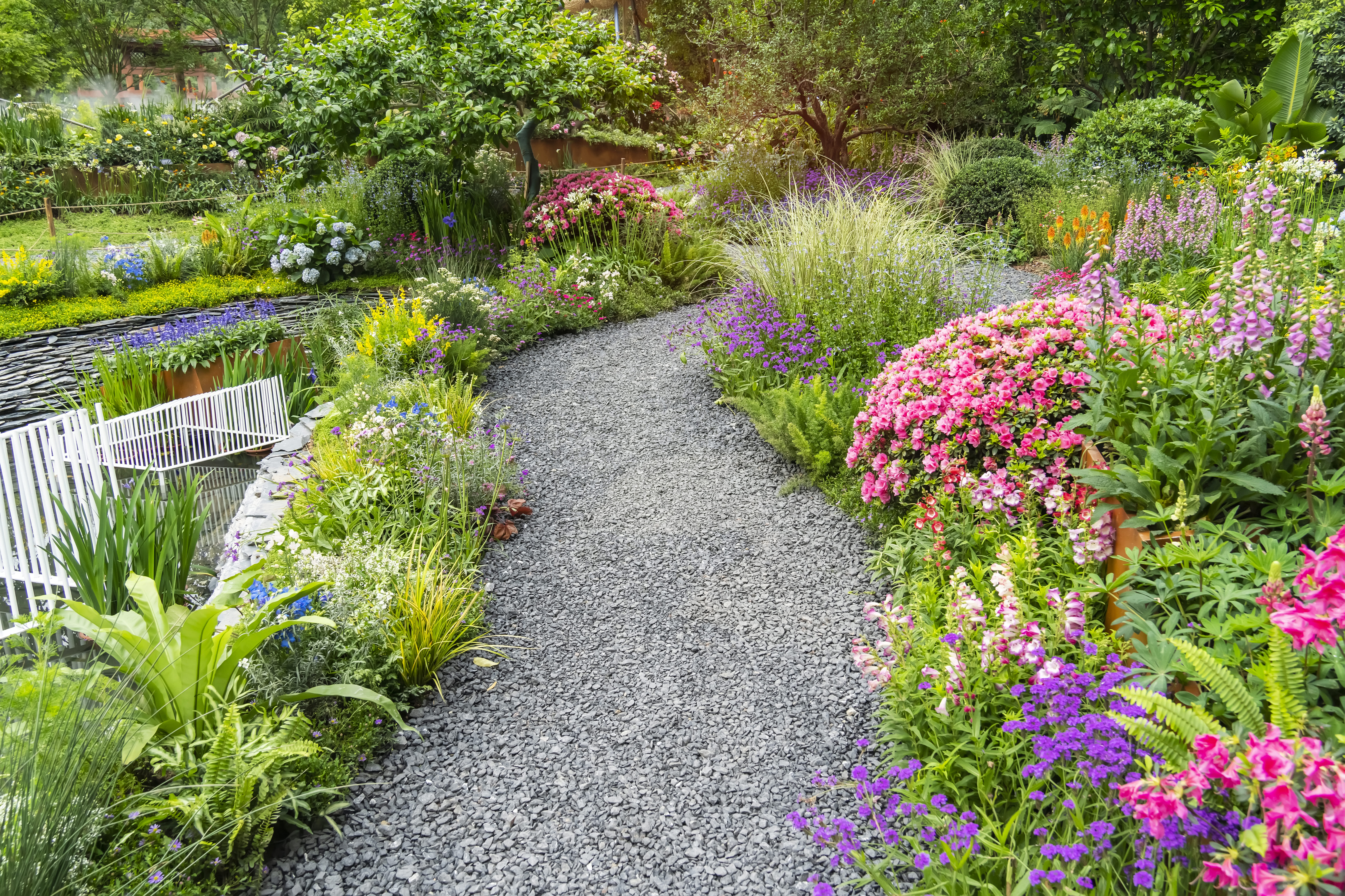 Schöner Gartenweg mit Blumen anlegen, Gartenweg anlegen, Gartenweg planen, GALA Planung mit Aroundhome