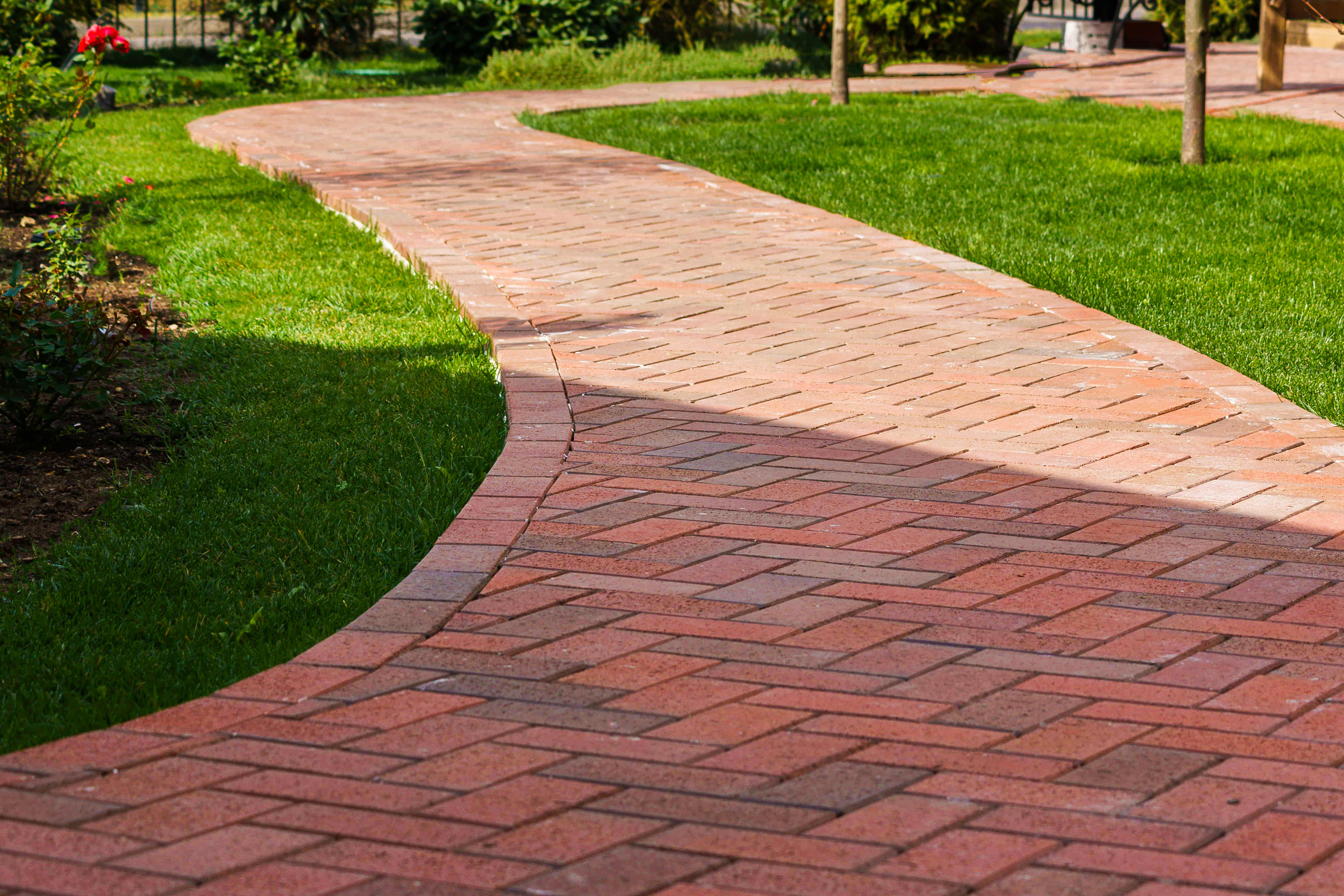 Gartenweg aus roten Klinkersteinen