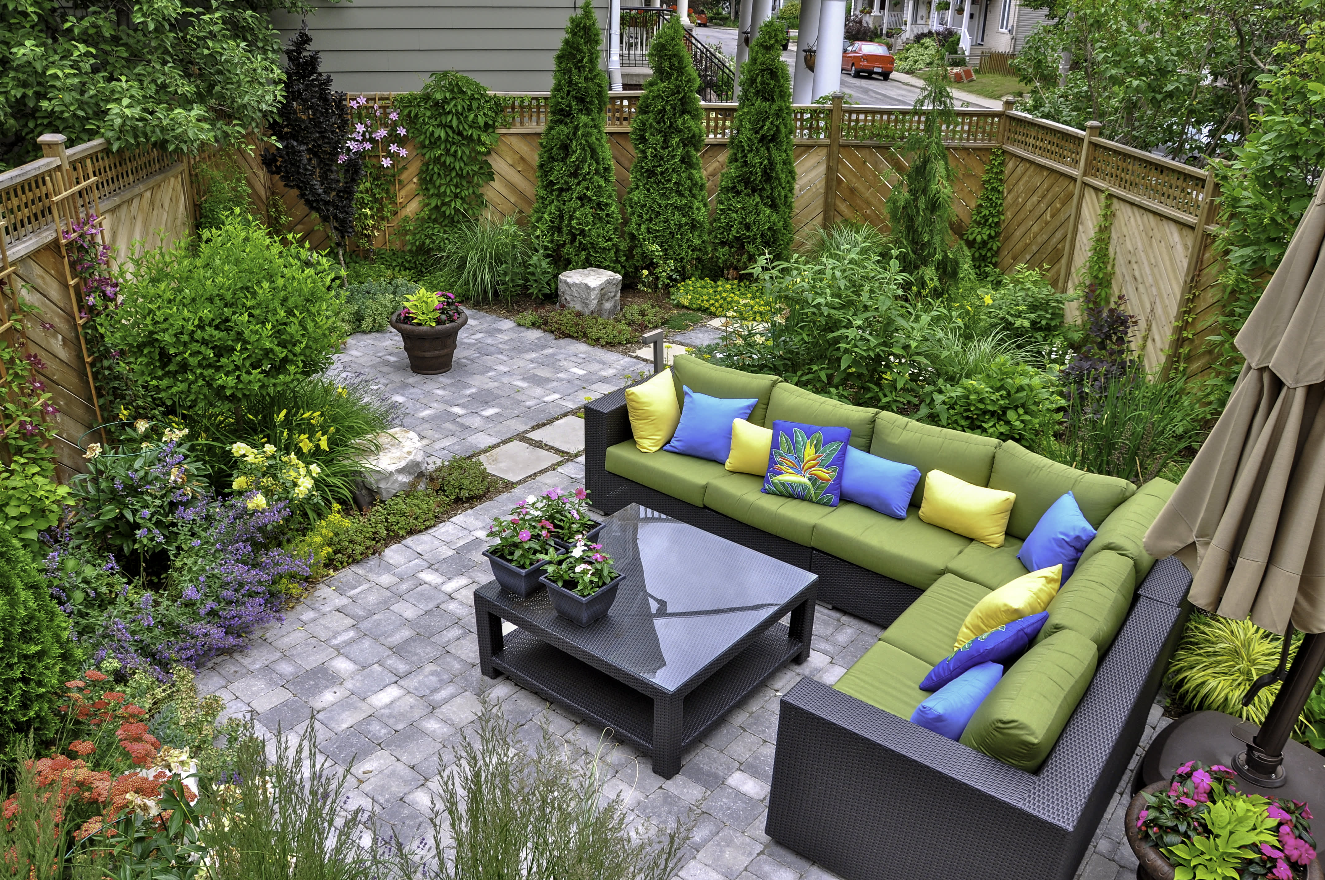 Kleiner Garten mit gepflasterter Terrasse und Sitzecke
