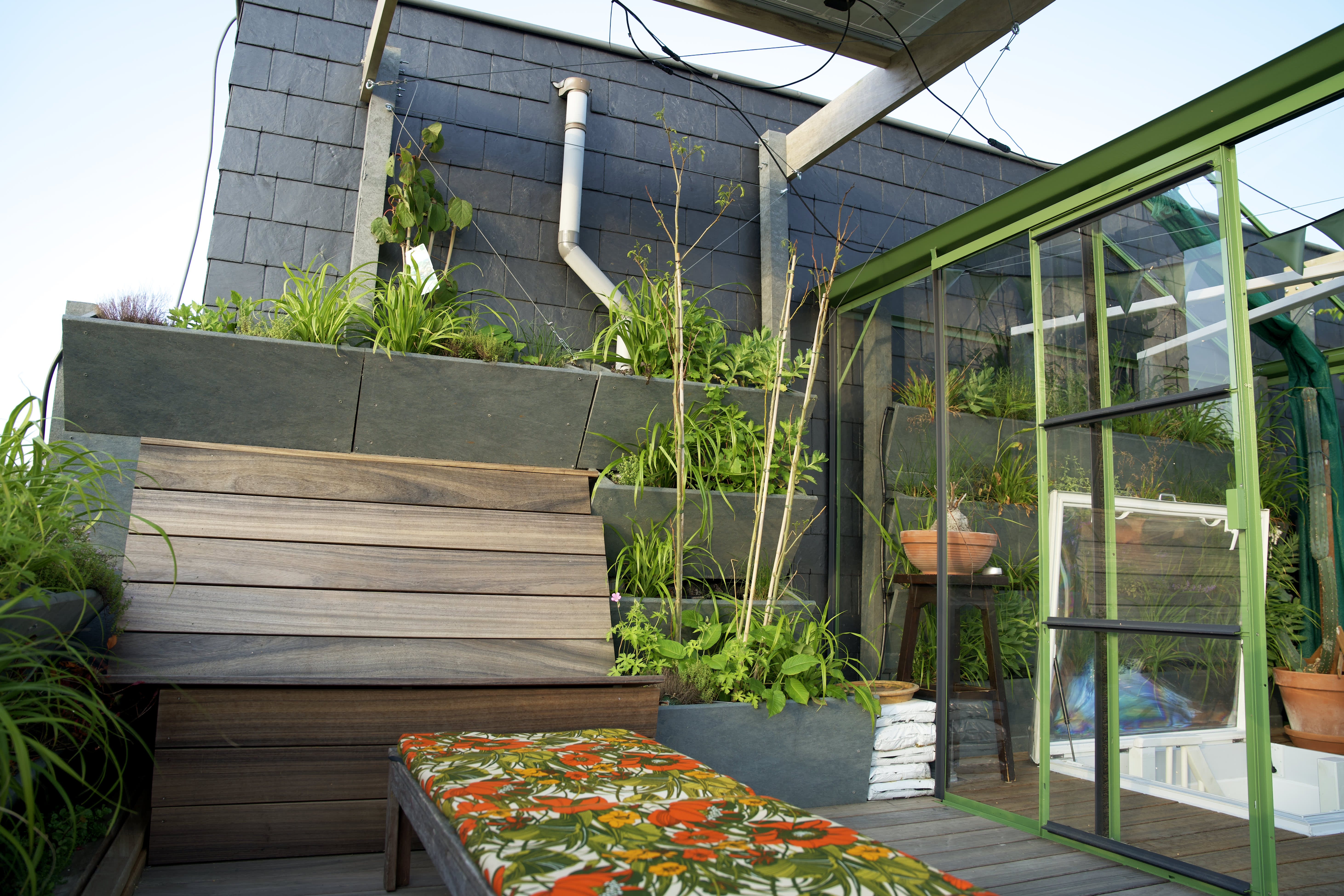 Mit Hochbeeten und vertikalen Blumentöpfen schafft man mehr Platz für Blumen auf dem Balkon.