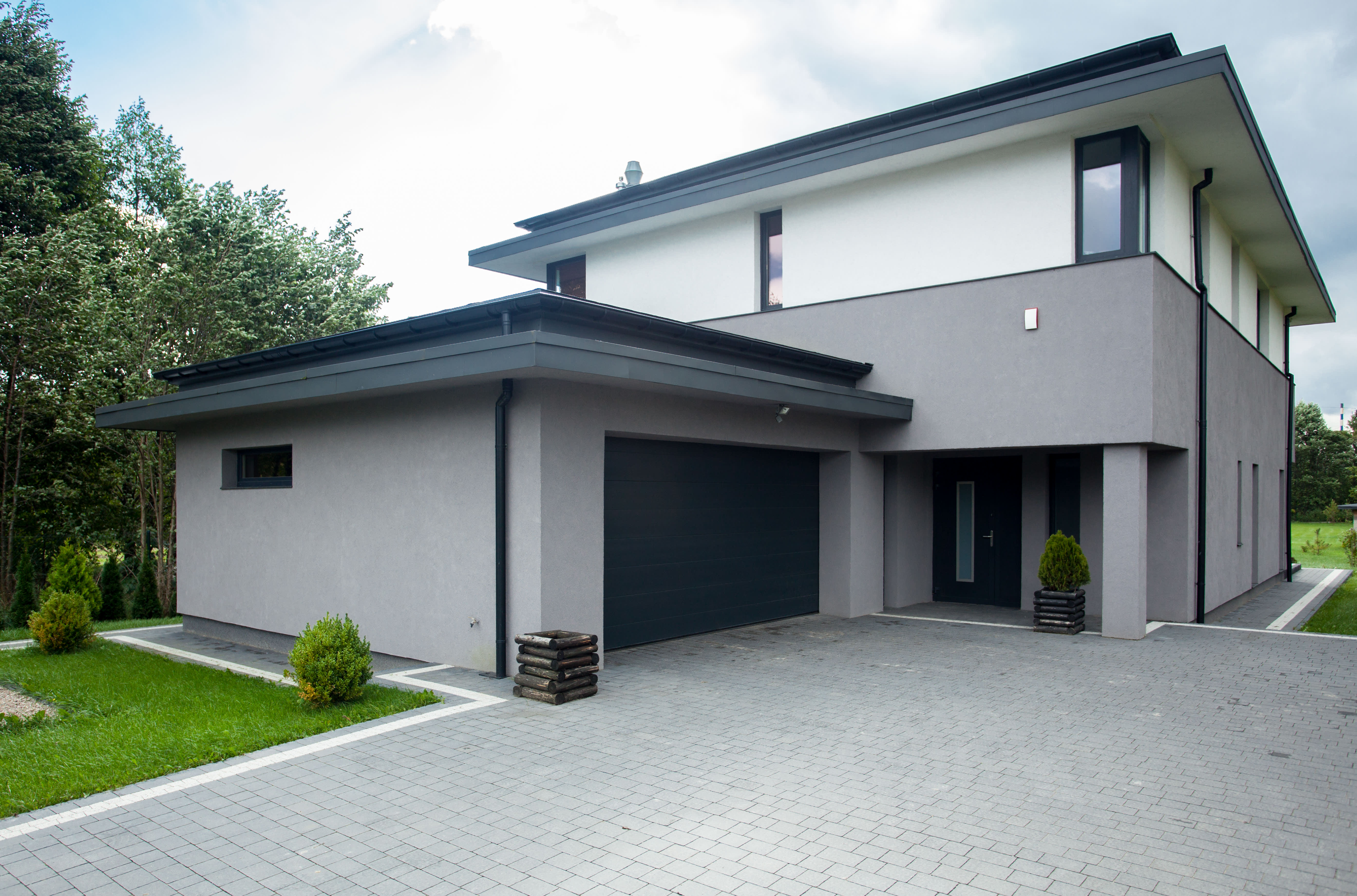 Einfamilienhaus mit großer gepflasterten Einfahart.