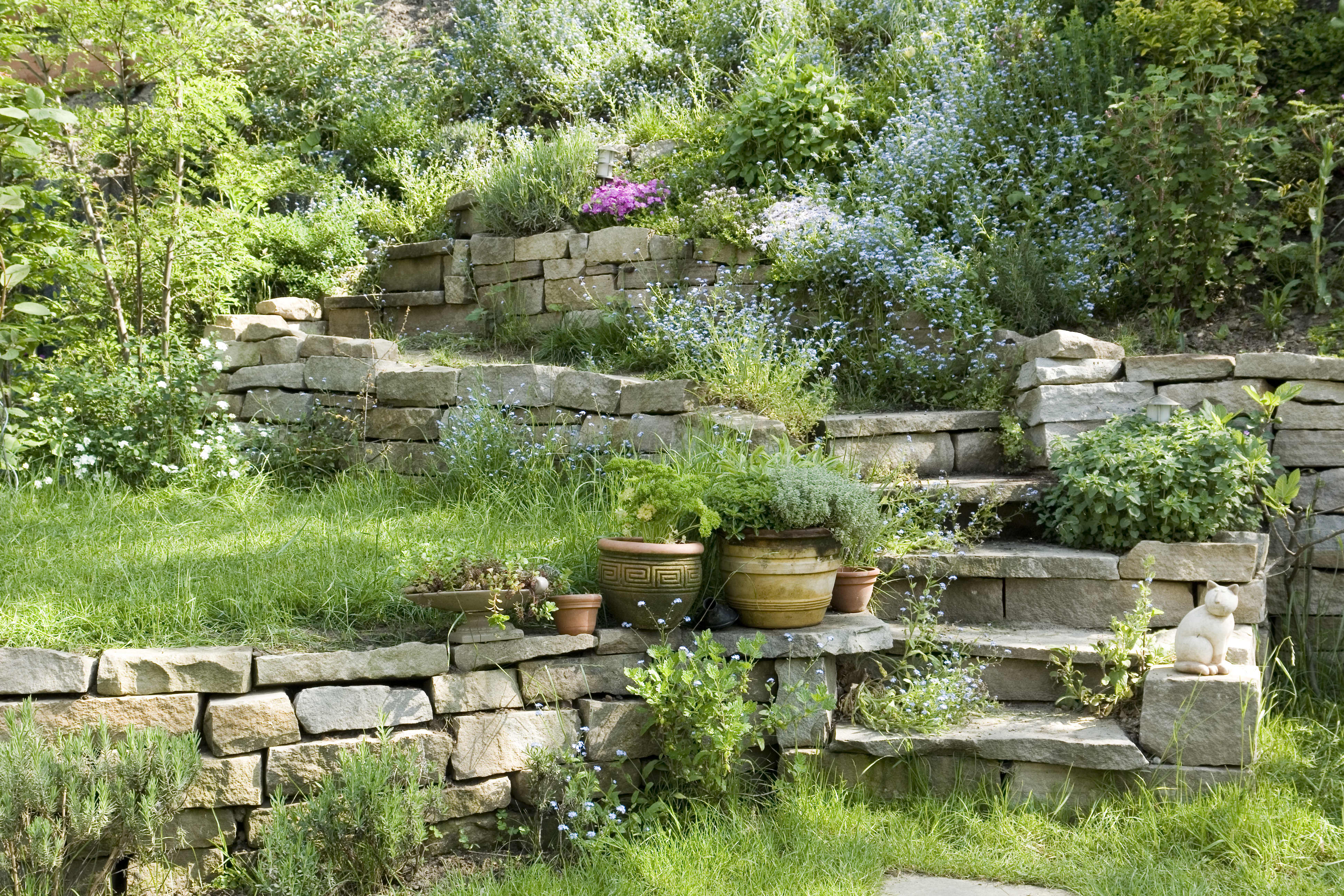 Garten in Hanglage mit verschiedenen Ebenen.