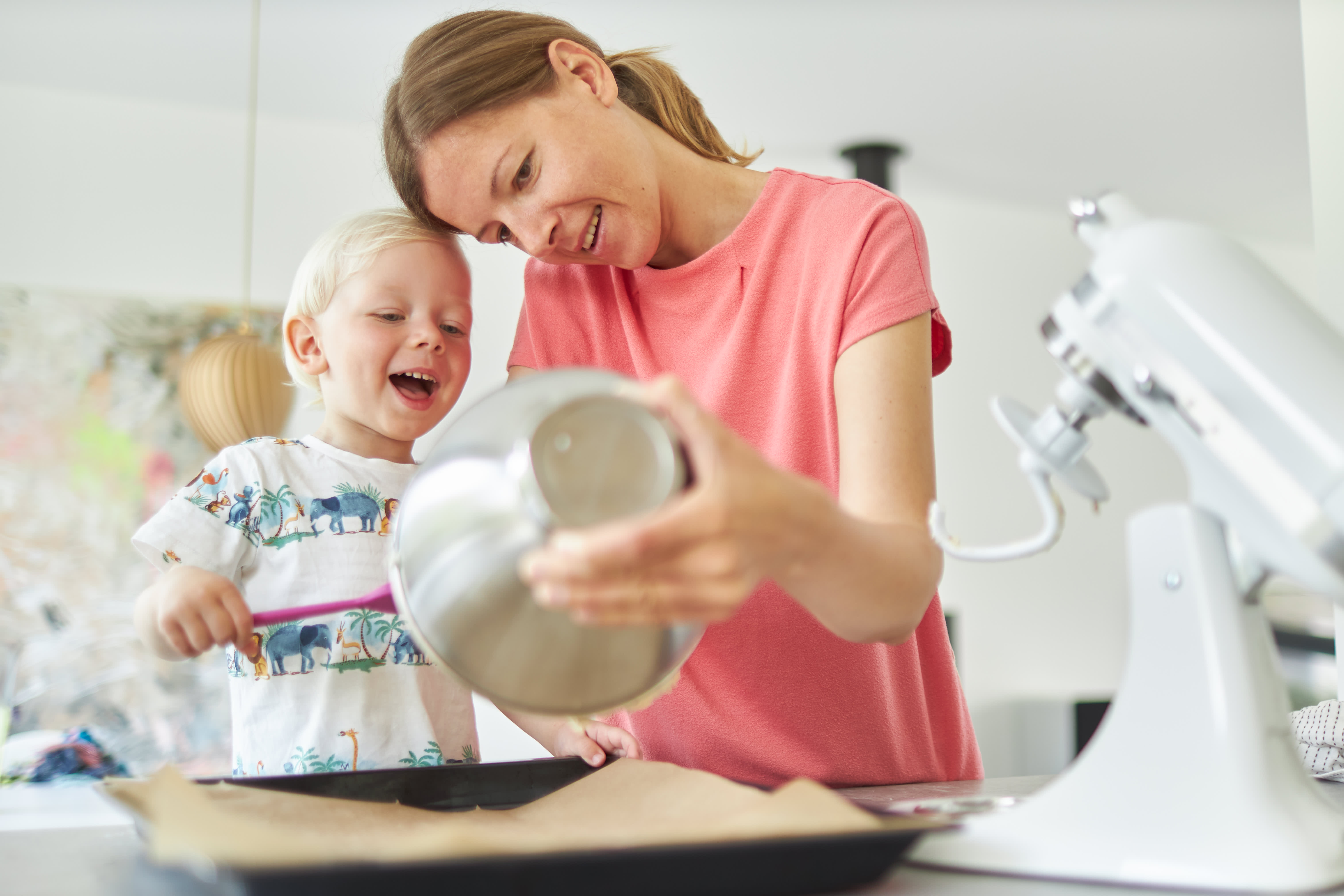 Mutter und Kind backen zusammen mithilfe der Küchenmaschine