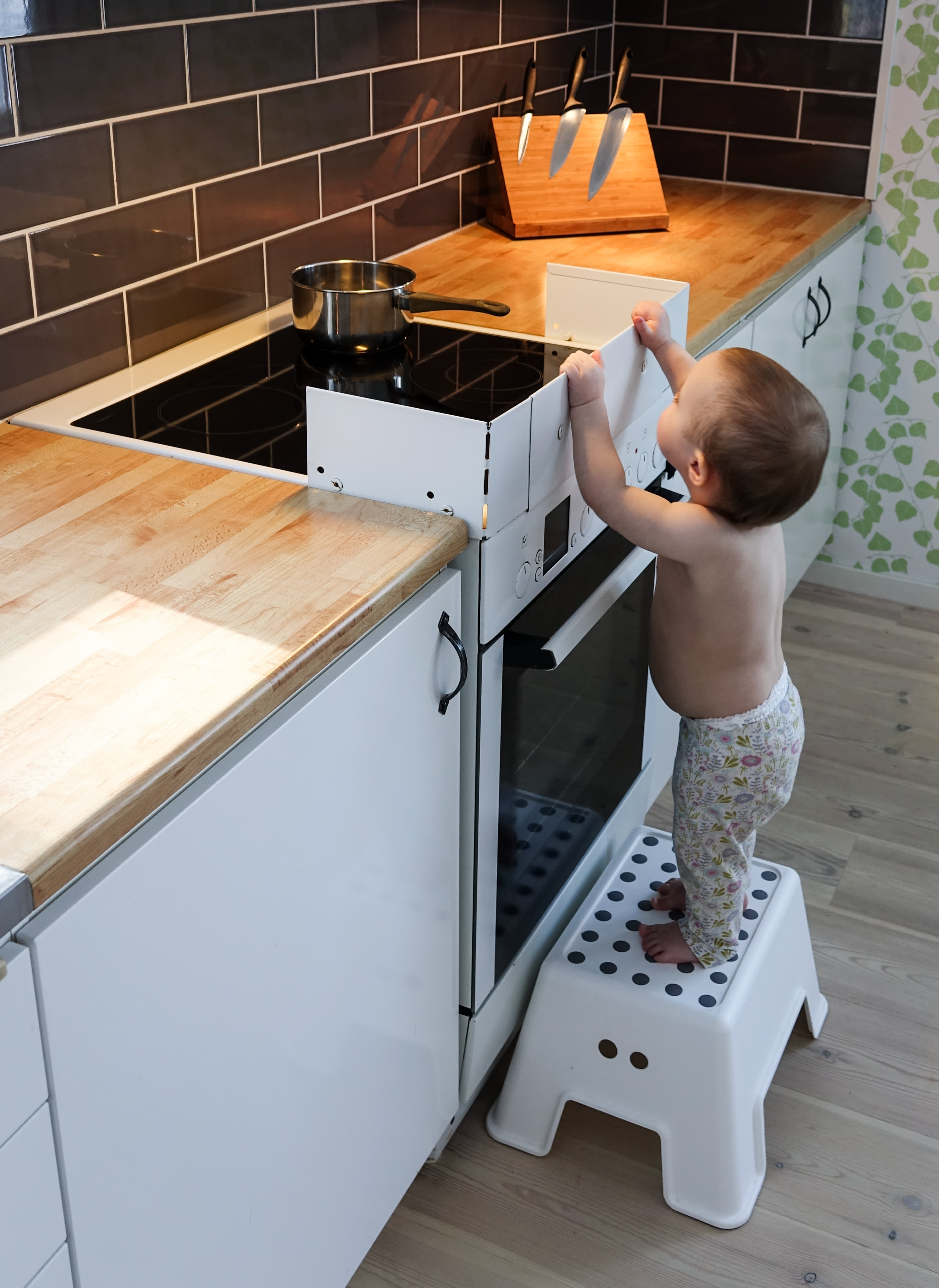 Herdplatten und Backofen sollten für Kinder unzugänglich sein, um Verbrennungen zu vermeiden.