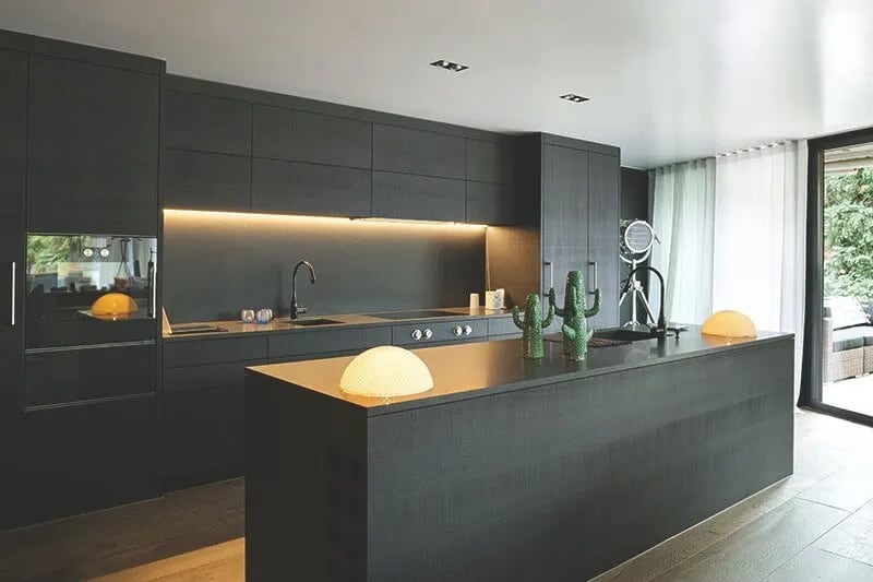 moderne Küche in grau und schwarz mit LED Beleuchtung, Kücheneinrichtung mit Aroundhome