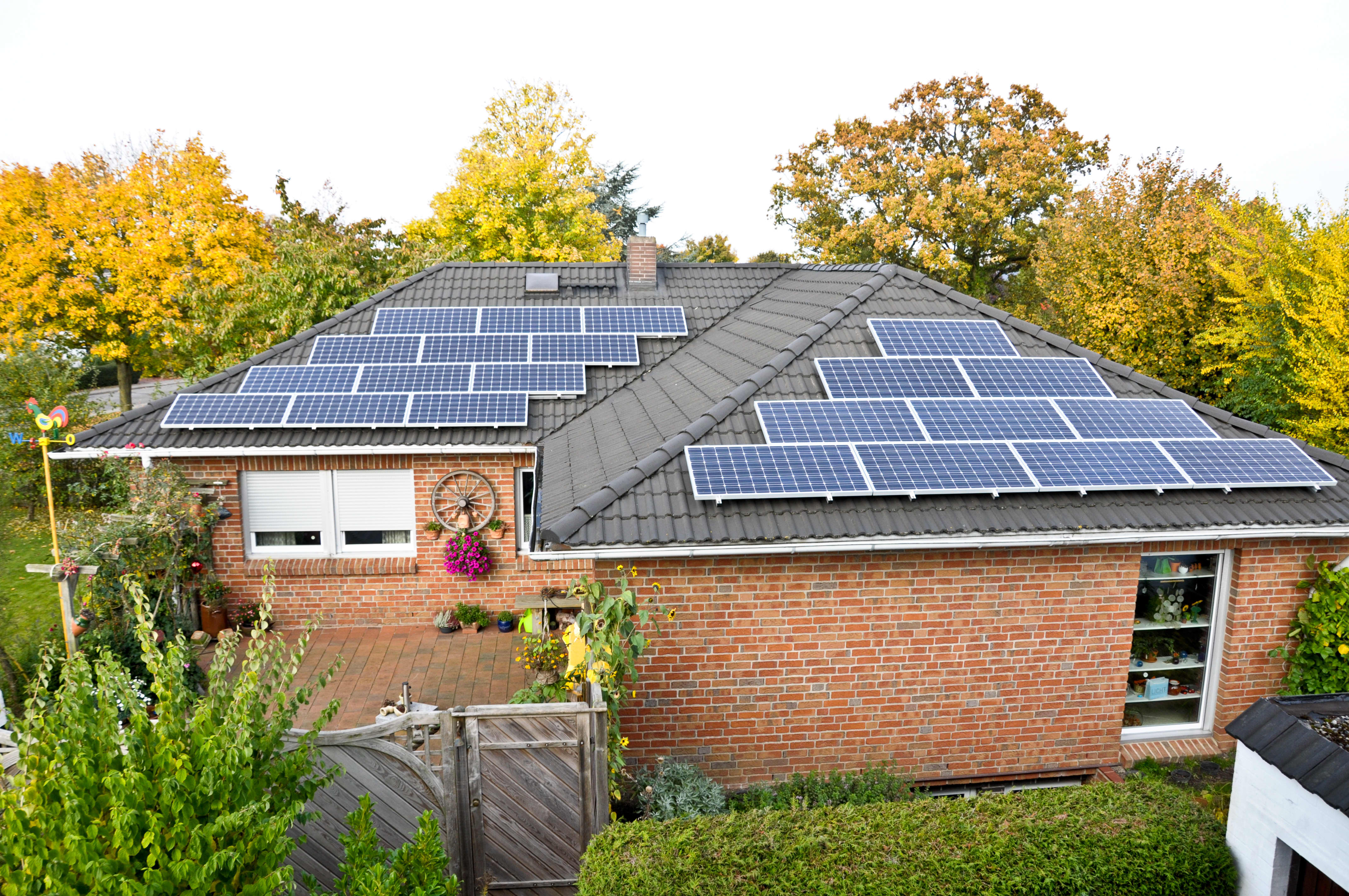 Solaranlage auf Hausdach eines Einfamilienhauses.