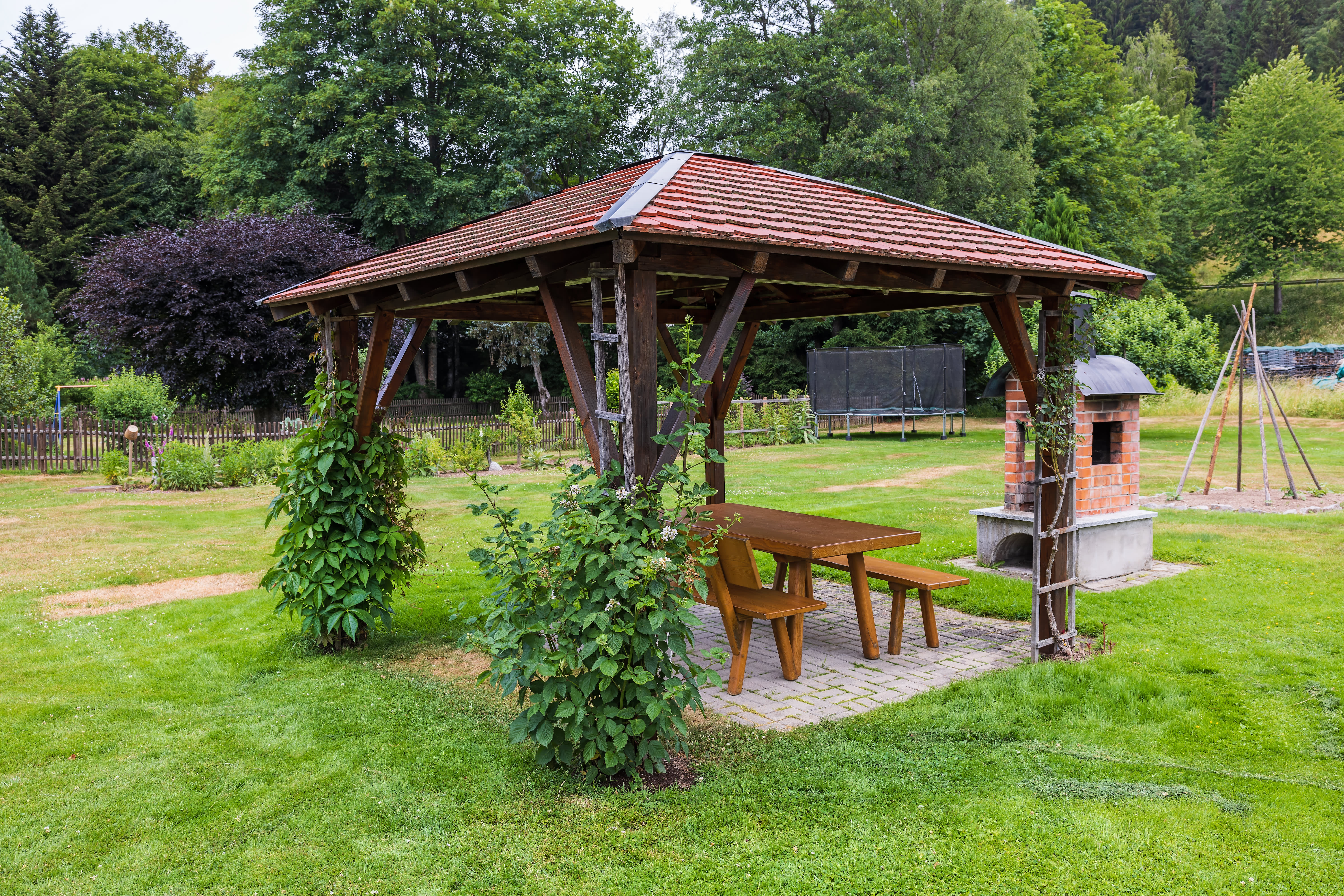 Freistehende Terrassenüberdachung aus Holz mit Ziegeln