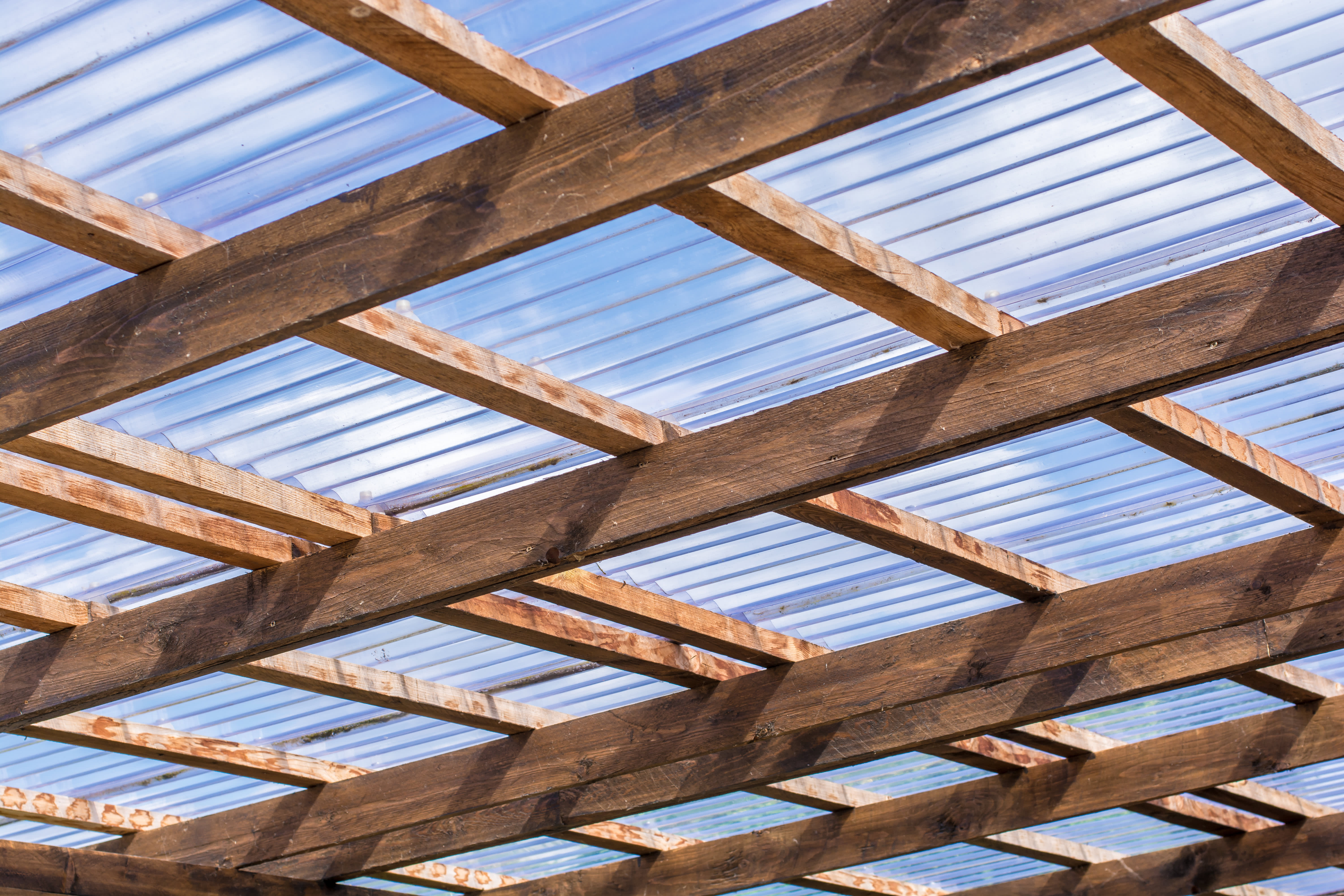 Terrassenüberdachung aus Holz mit Polycarbonat