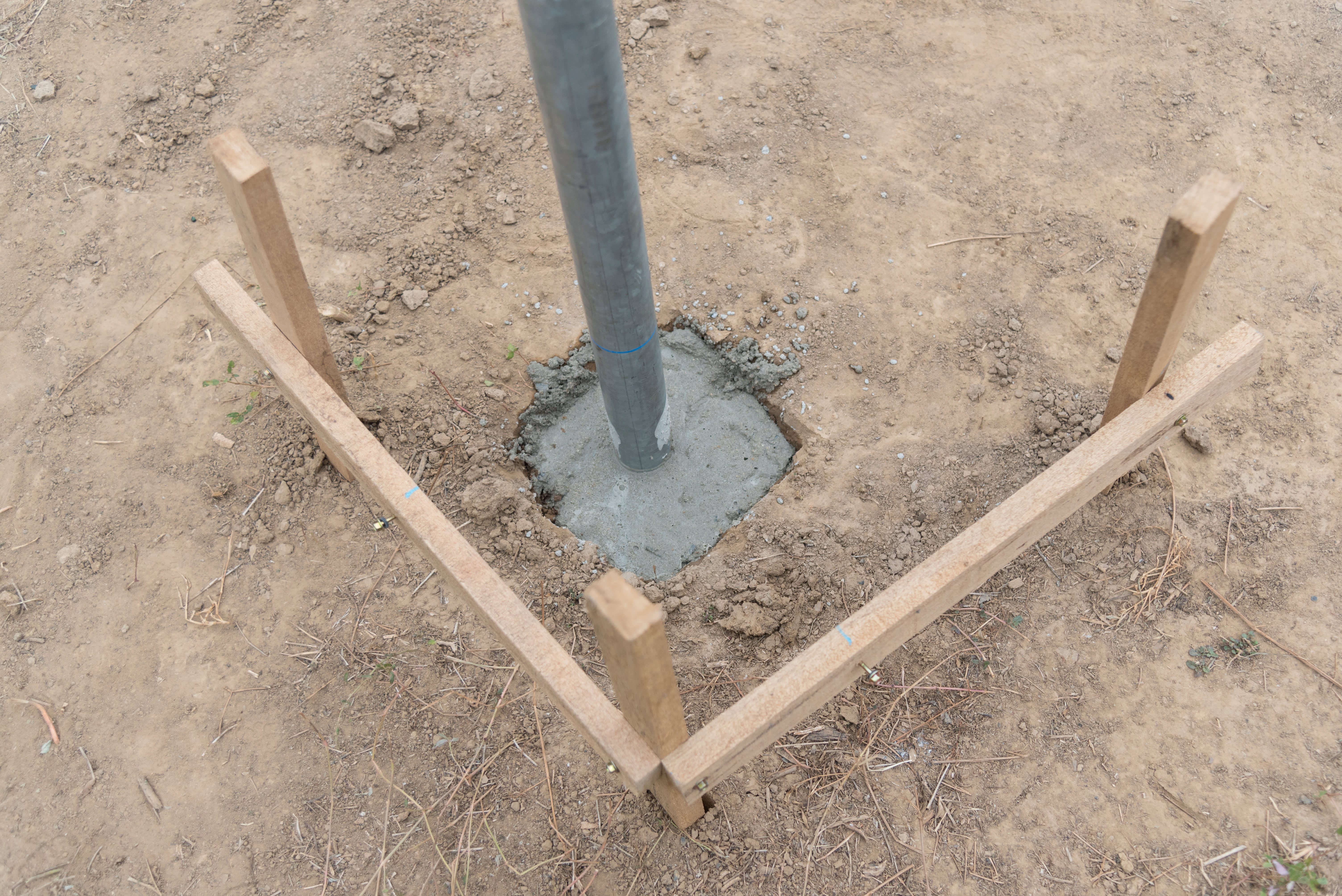 Ein Punktfundament für eine Terrassenüberdachung wird aus Beton gegossen.