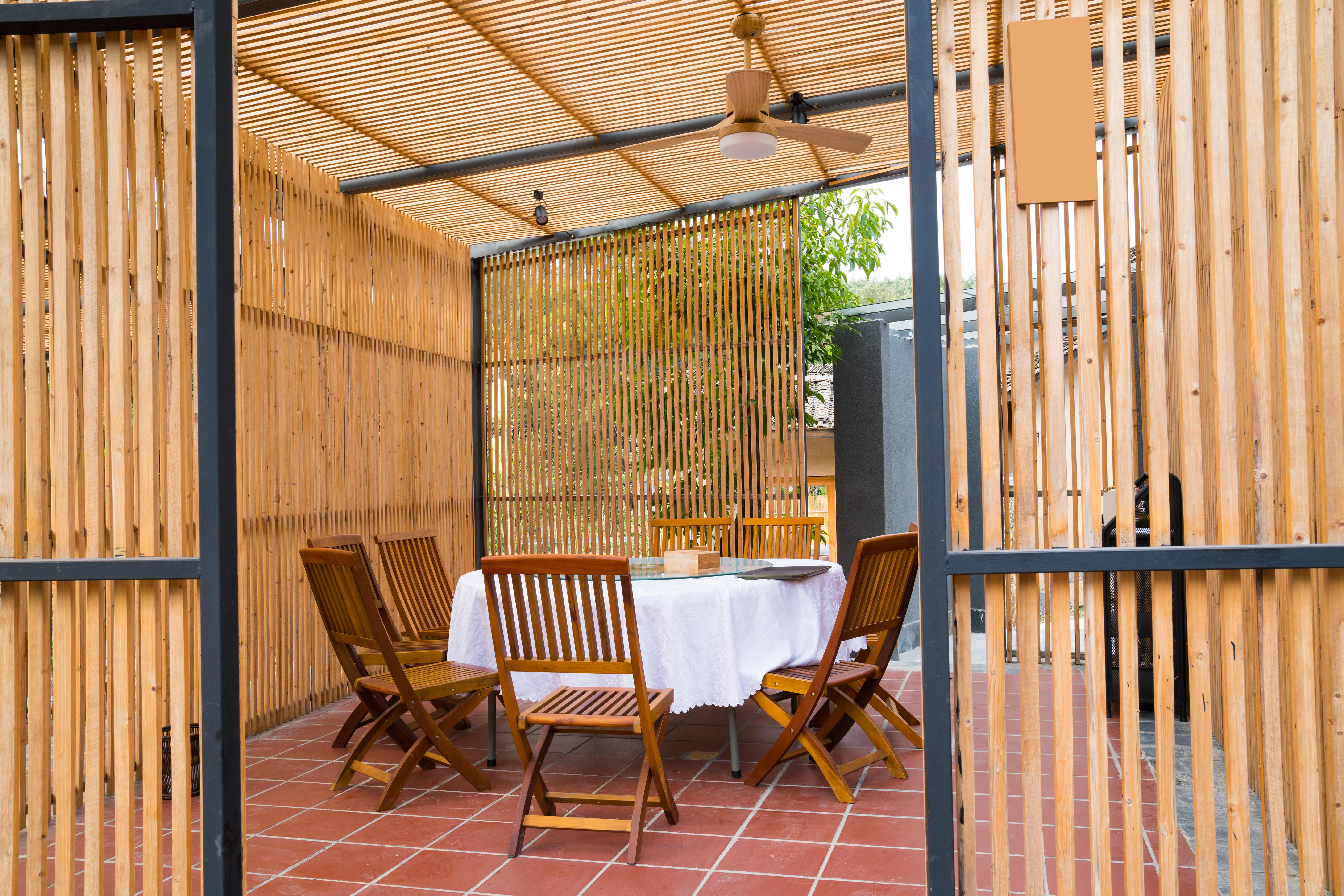 Terrassenüberdachung mit seitlichem Sichtschutz aus Holz