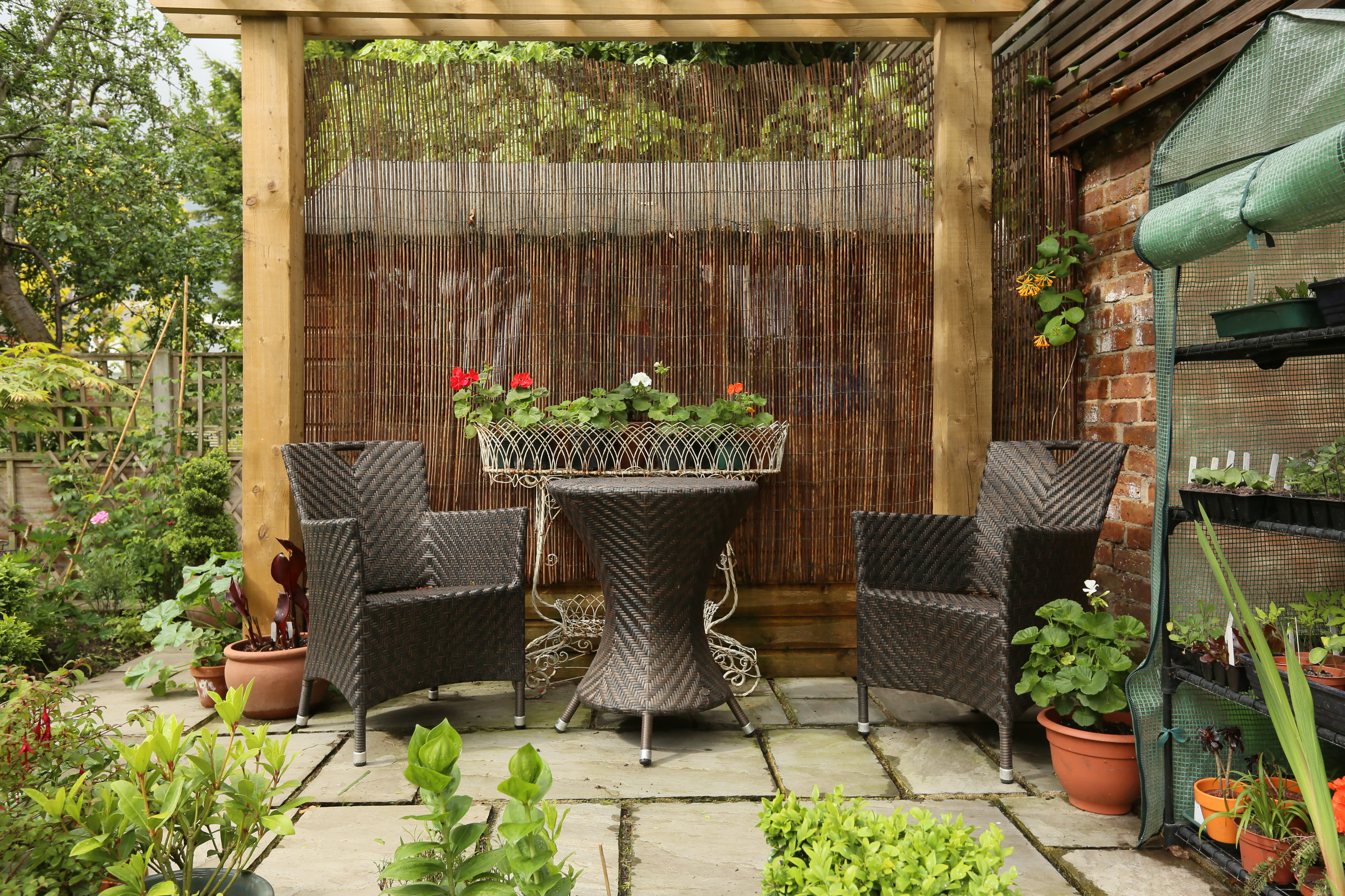 Pergola mit Sichtschutz aus Bambus auf einer Terrasse