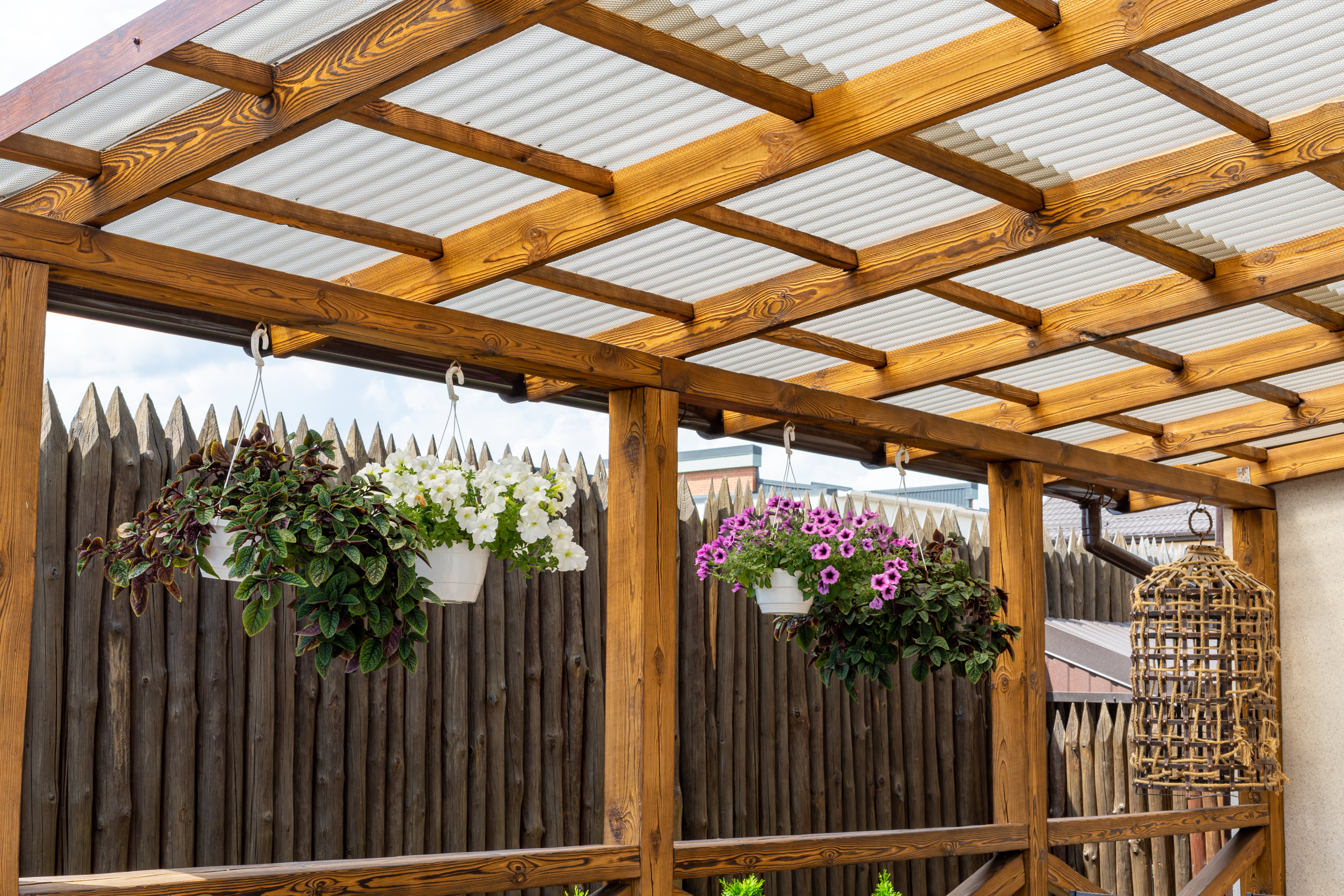 Holz-Terrassenüberdachung mit einem Dach aus Polycarbonat.