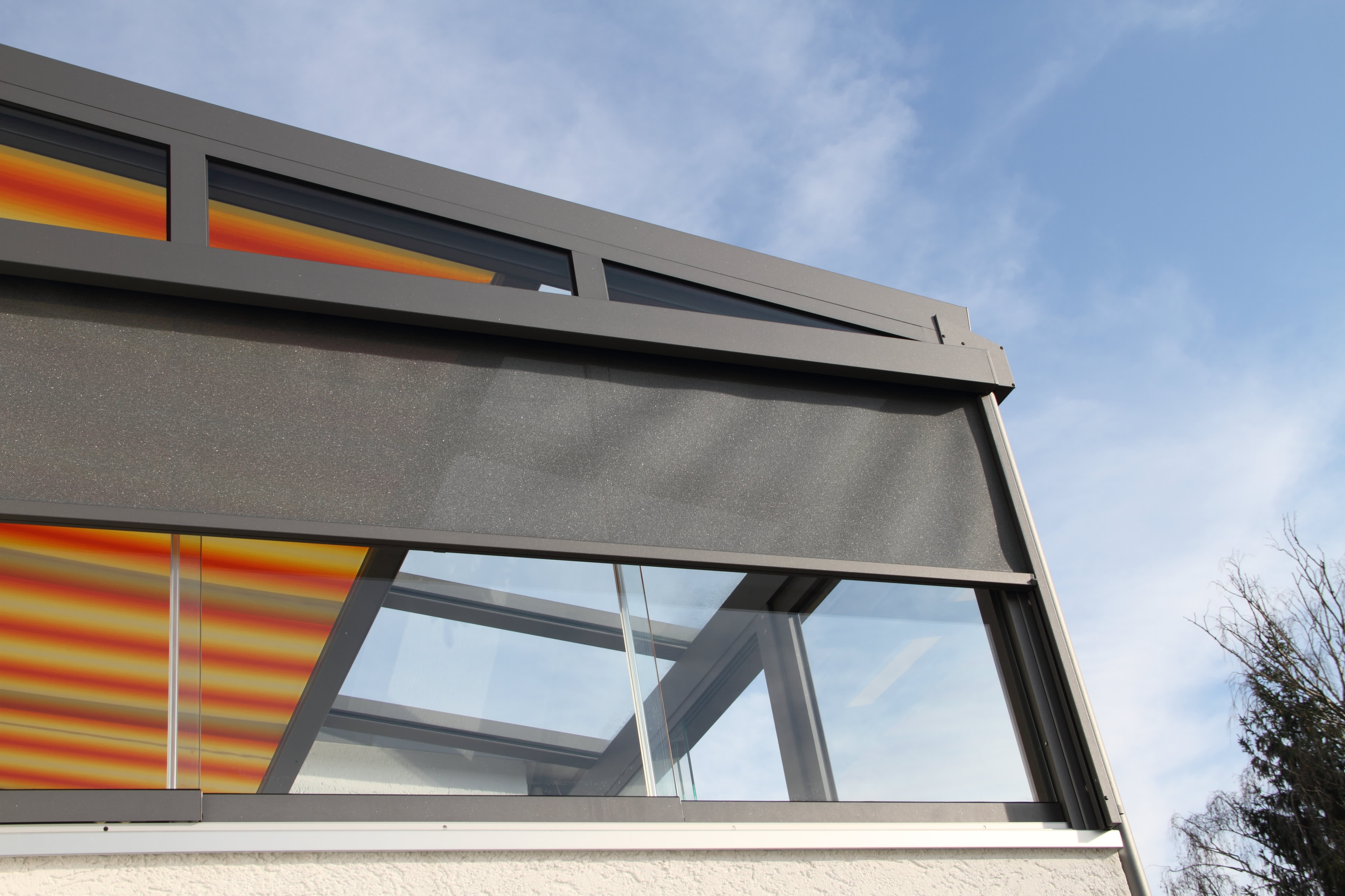 Terrassenüberdachung mit Senkrechtmarkise als Sichtschutz