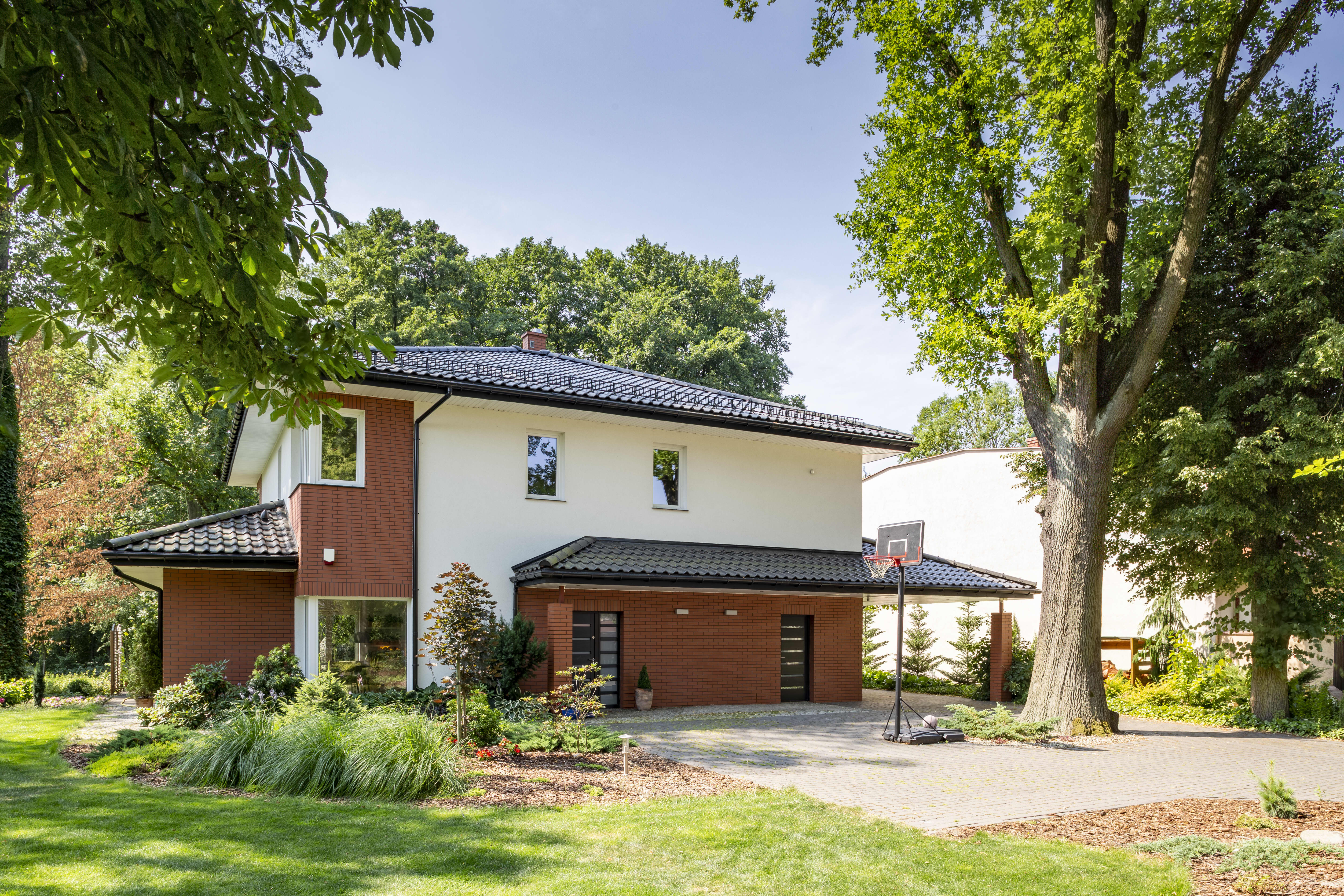 Haus mit Terrassenüberdachung mit Dachziegeln über Eck