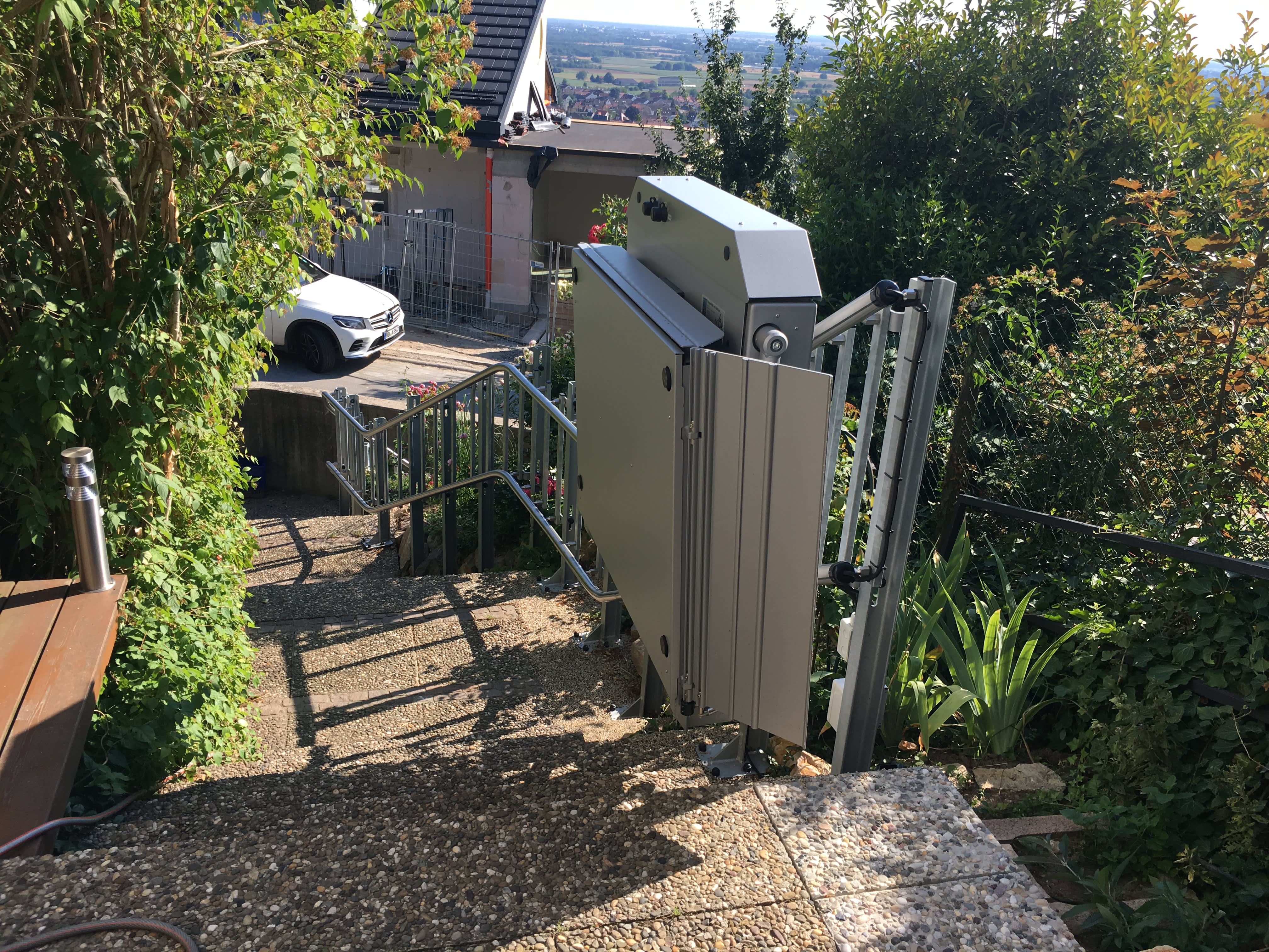 Plattformlift außen an einem Hang von der Marke HIRO LIFT