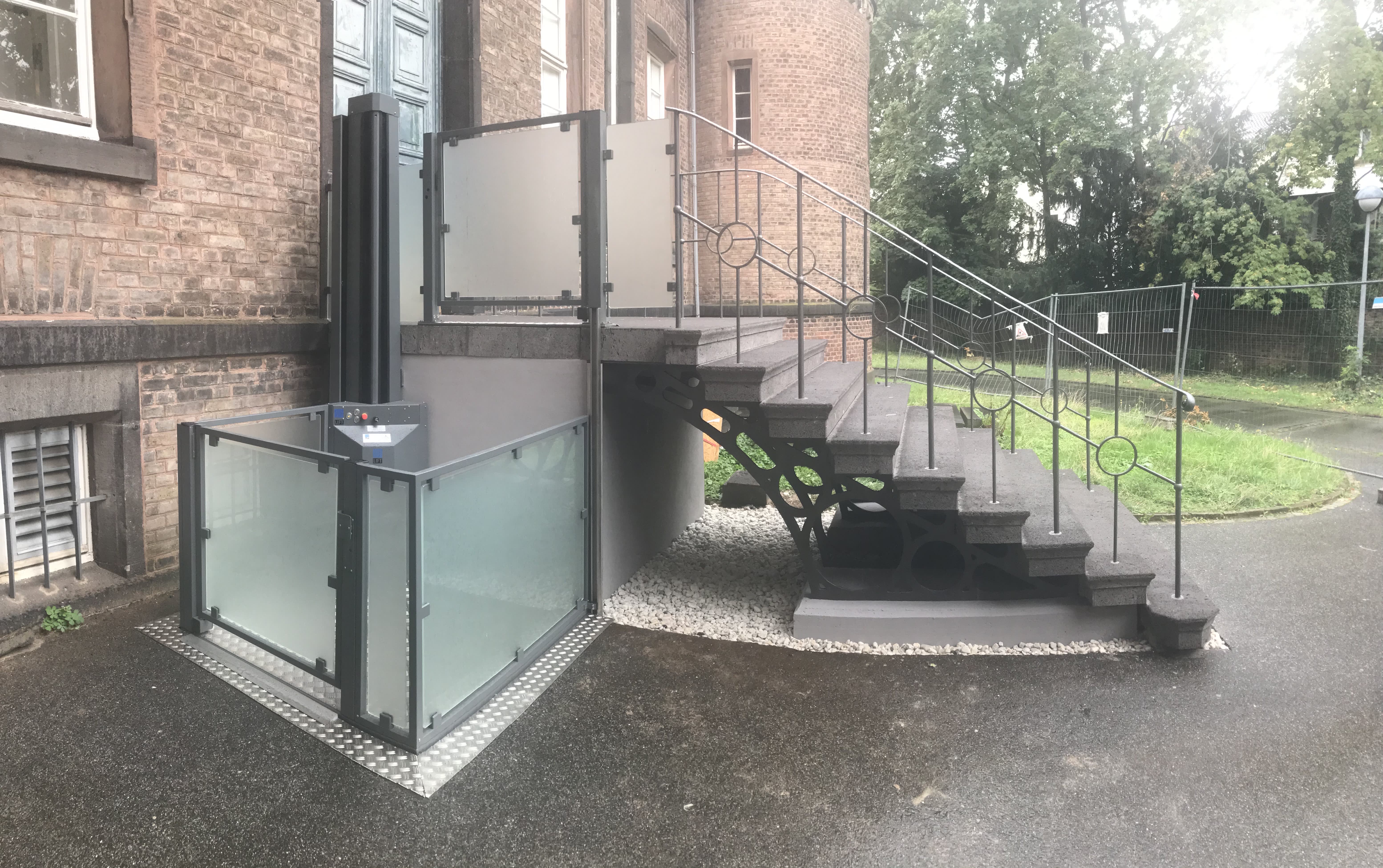 Außenlift für Rollstuhlfahrer von der Marke HIRO LIFT