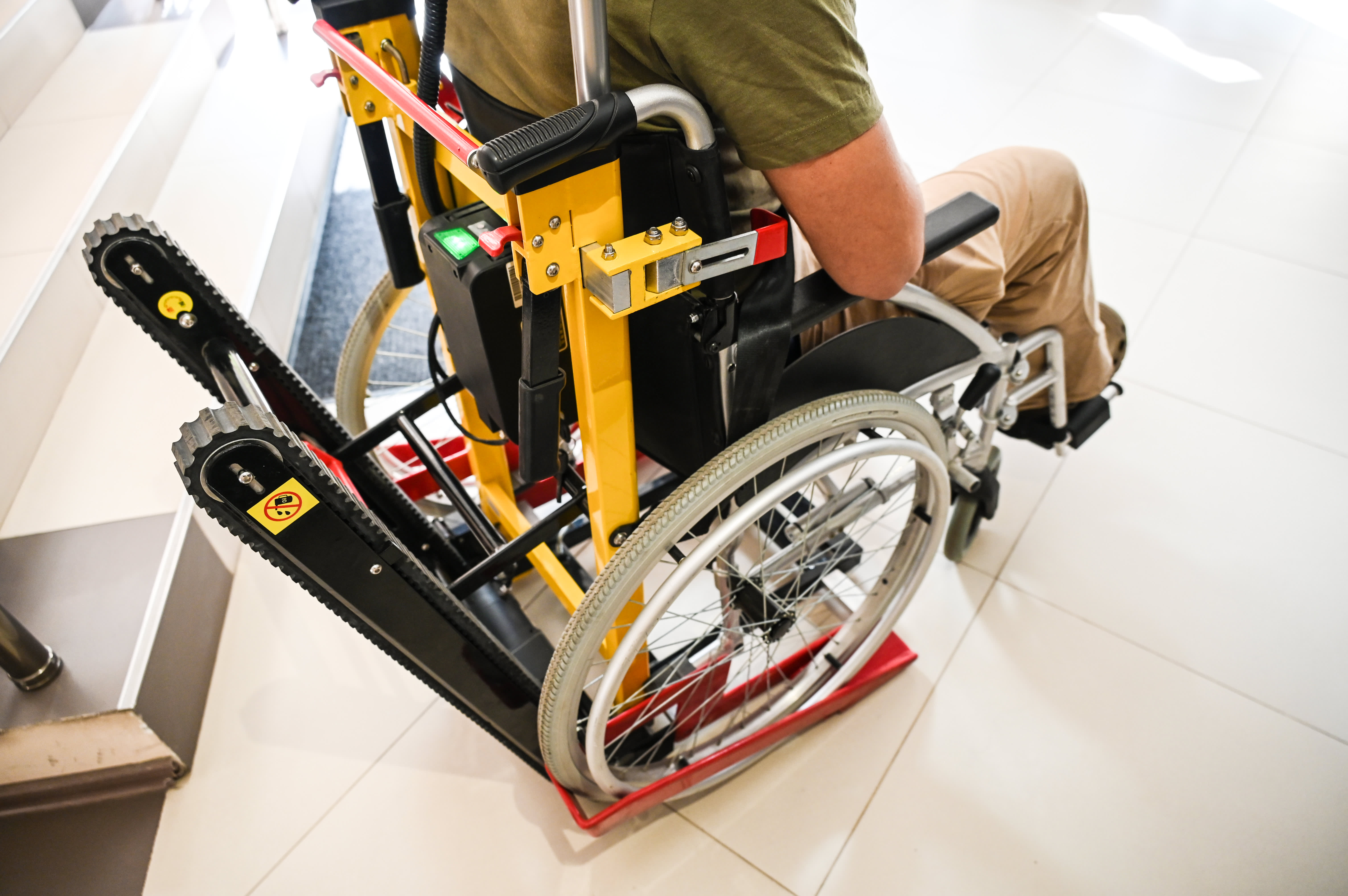Treppenraupe mit Rollstuhl und Fahrer